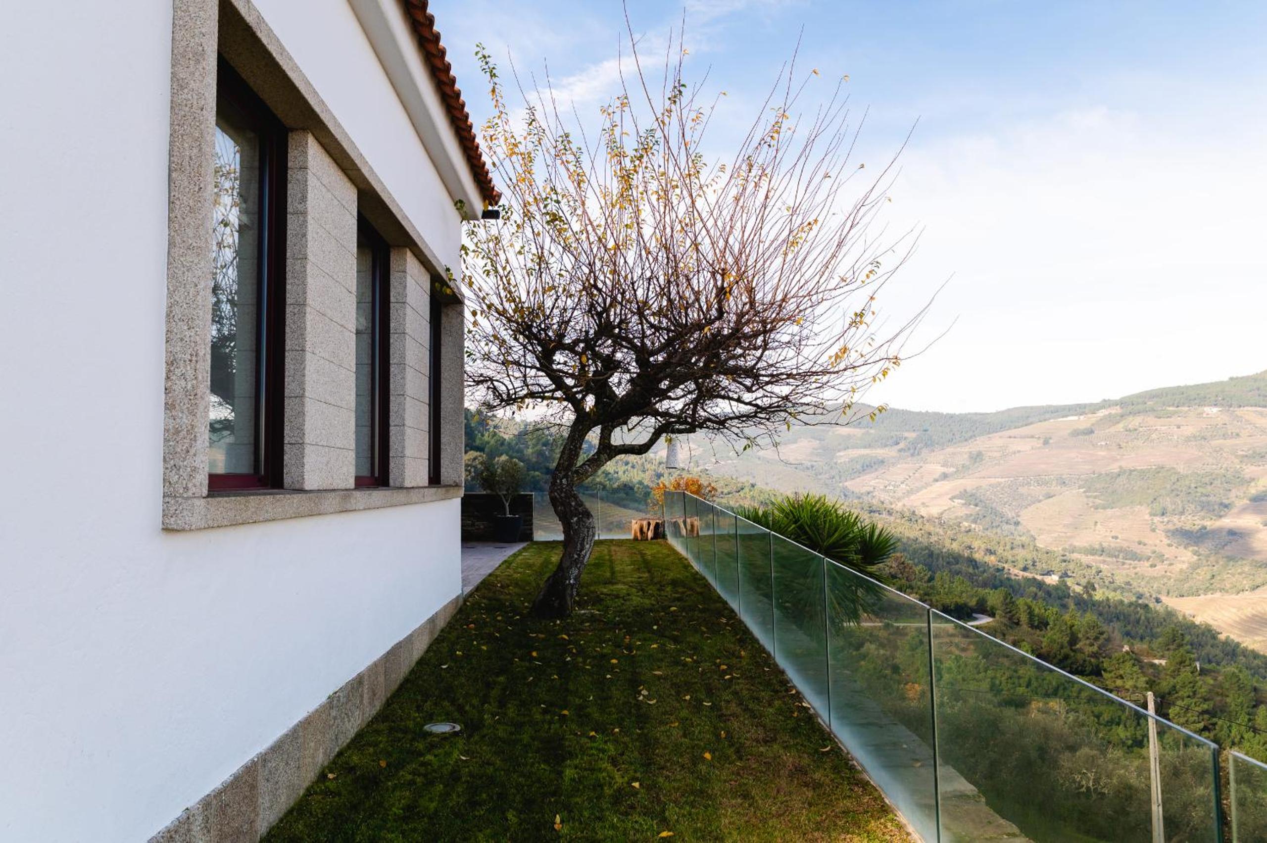 Spacious Villa with Private Pool & Garden in Douro, by Hopstays