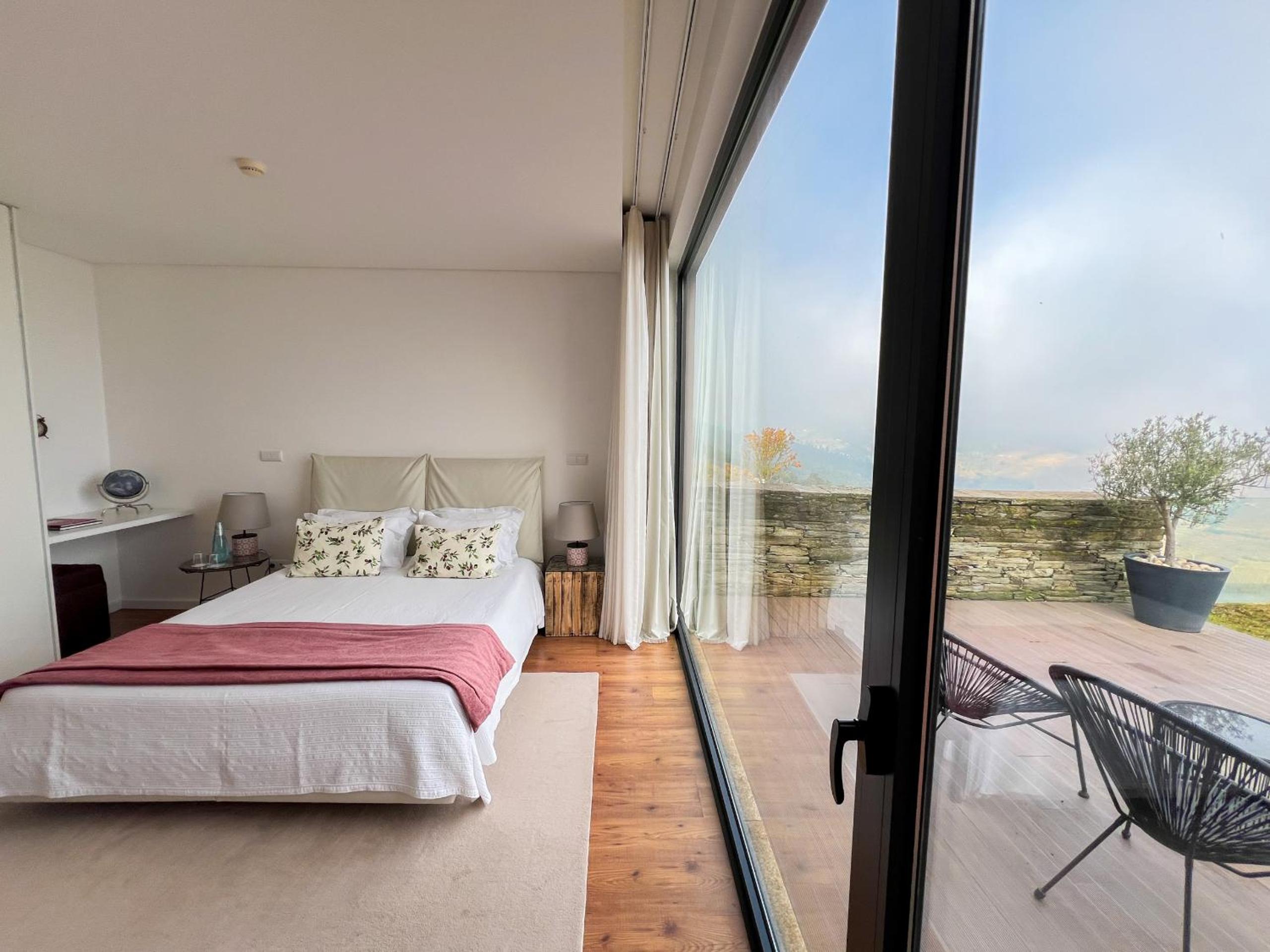 Spacious Villa with Private Pool & Garden in Douro, by Hopstays