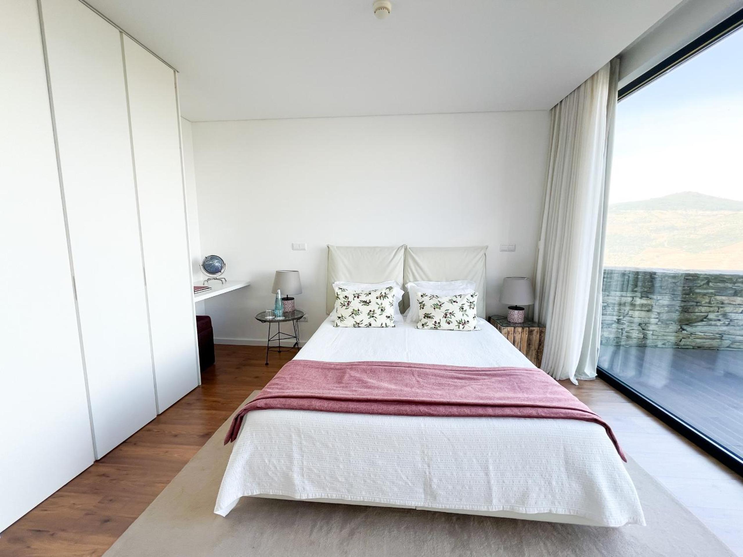 Spacious Villa with Private Pool & Garden in Douro, by Hopstays