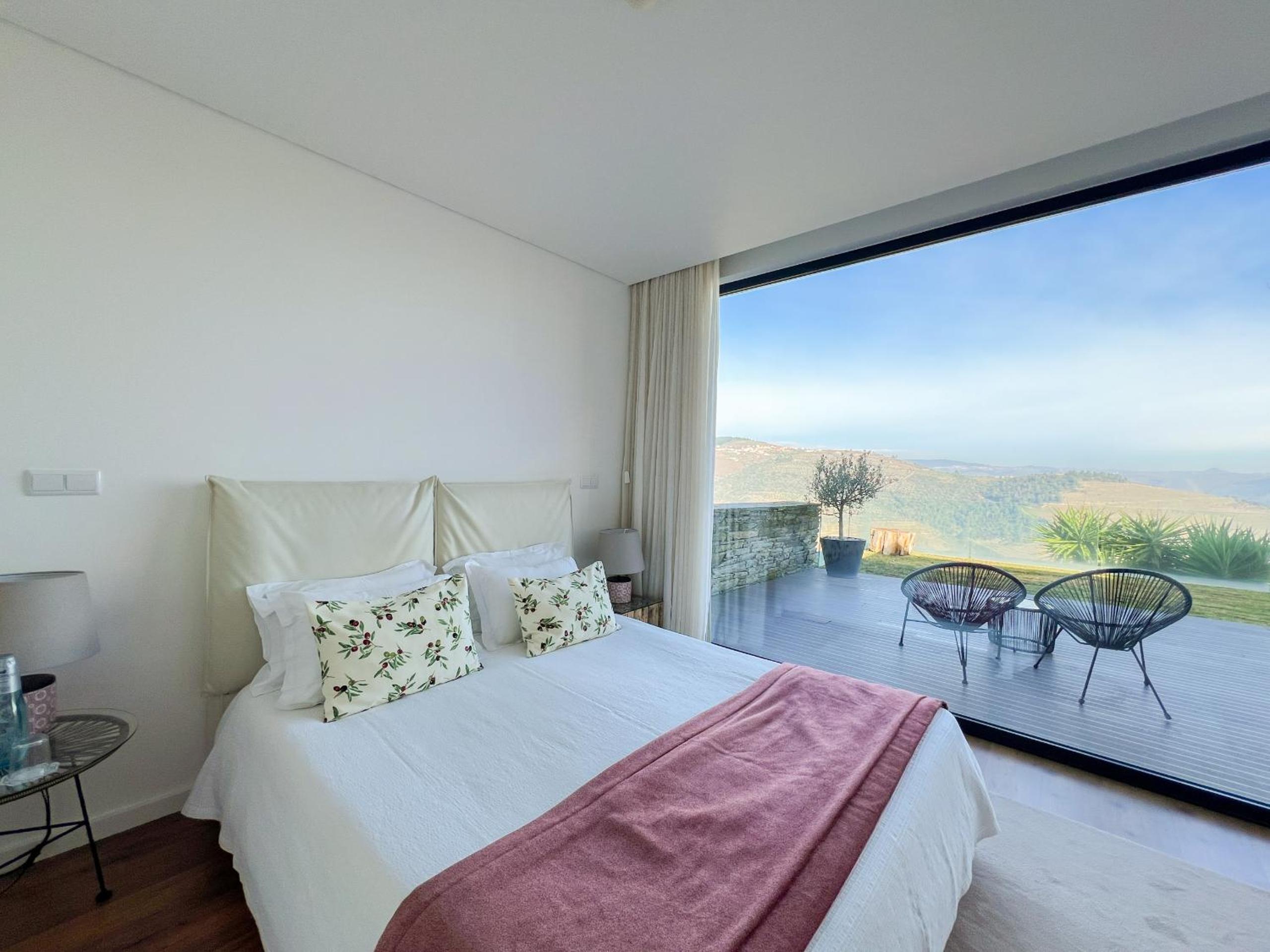 Spacious Villa with Private Pool & Garden in Douro, by Hopstays