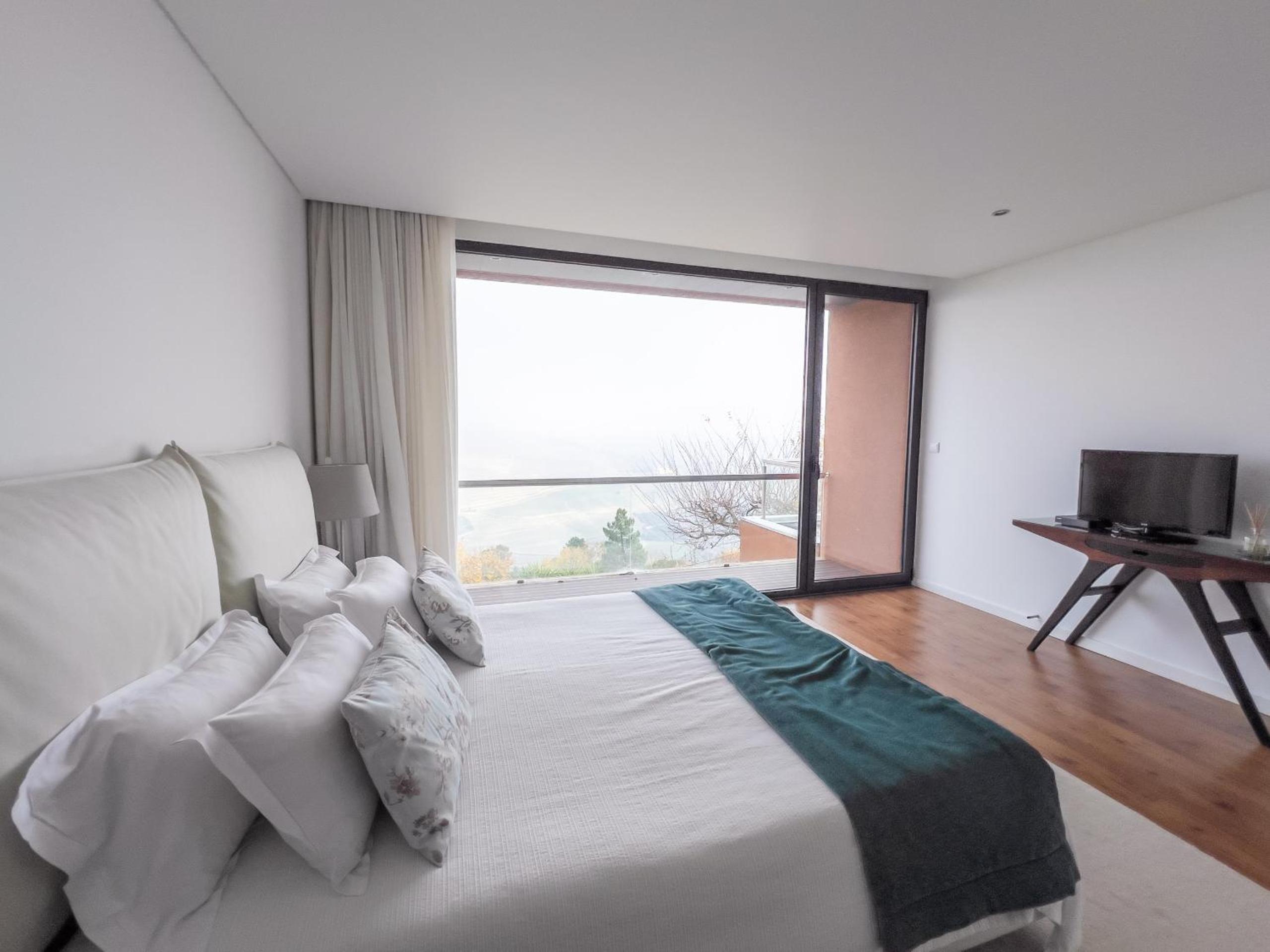 Spacious Villa with Private Pool & Garden in Douro, by Hopstays