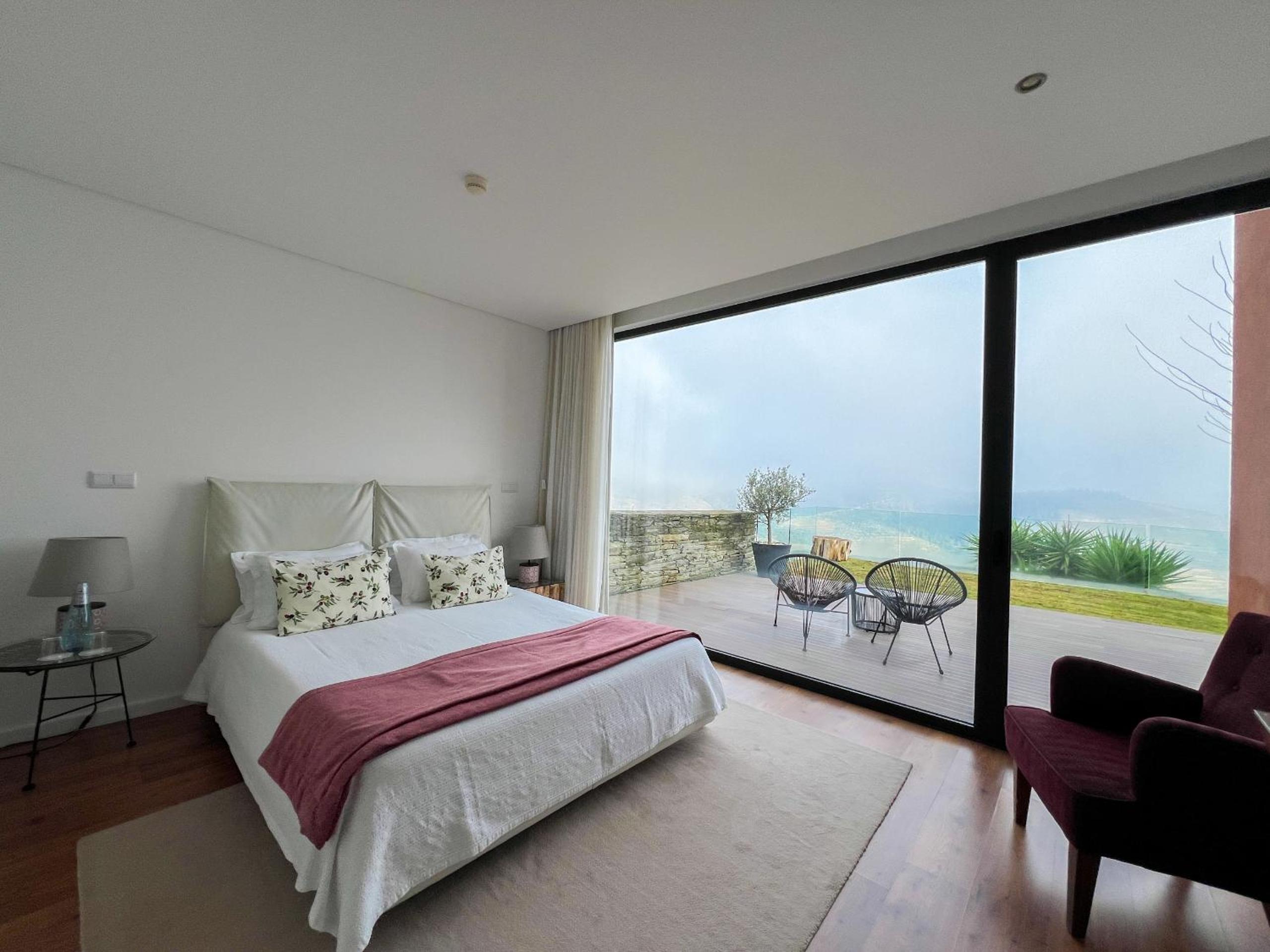 Spacious Villa with Private Pool & Garden in Douro, by Hopstays