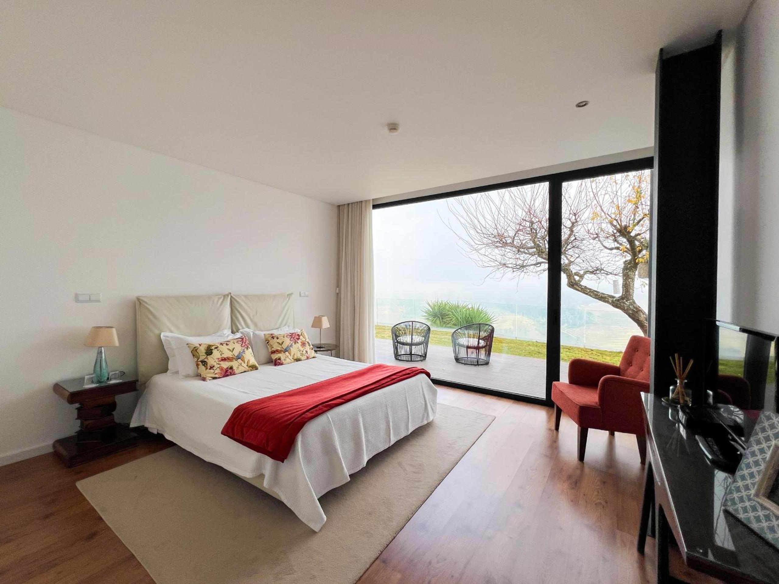 Spacious Villa with Private Pool & Garden in Douro, by Hopstays