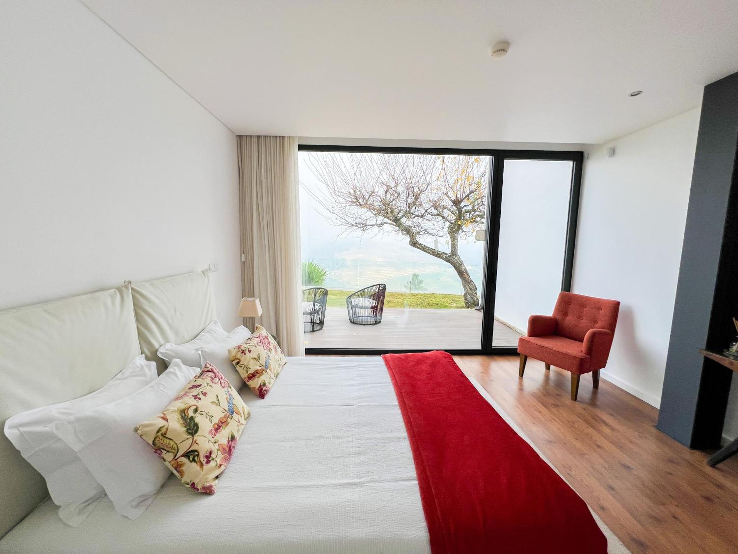 Spacious Villa with Private Pool & Garden in Douro, by Hopstays