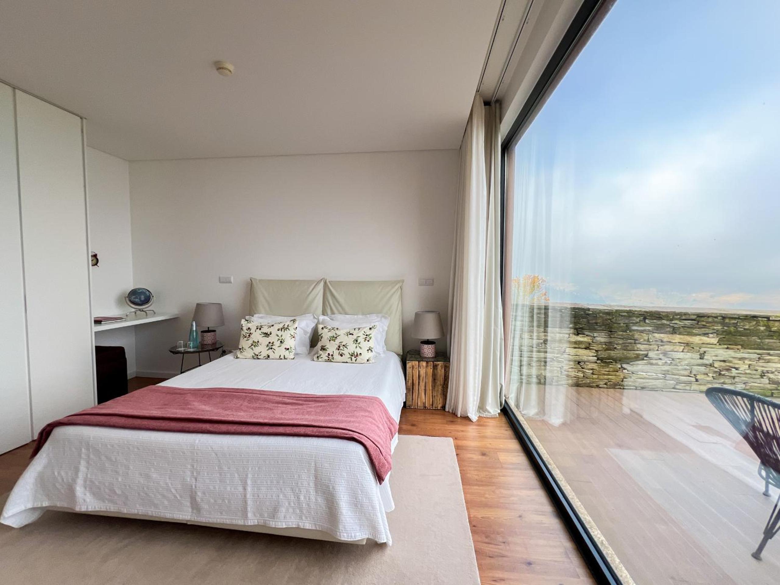 Spacious Villa with Private Pool & Garden in Douro, by Hopstays