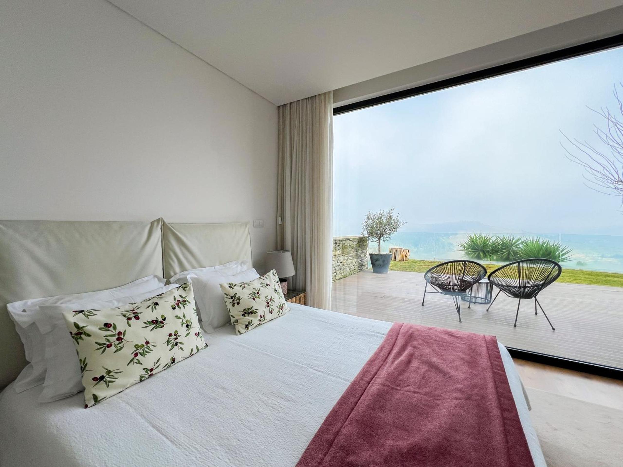 Spacious Villa with Private Pool & Garden in Douro, by Hopstays