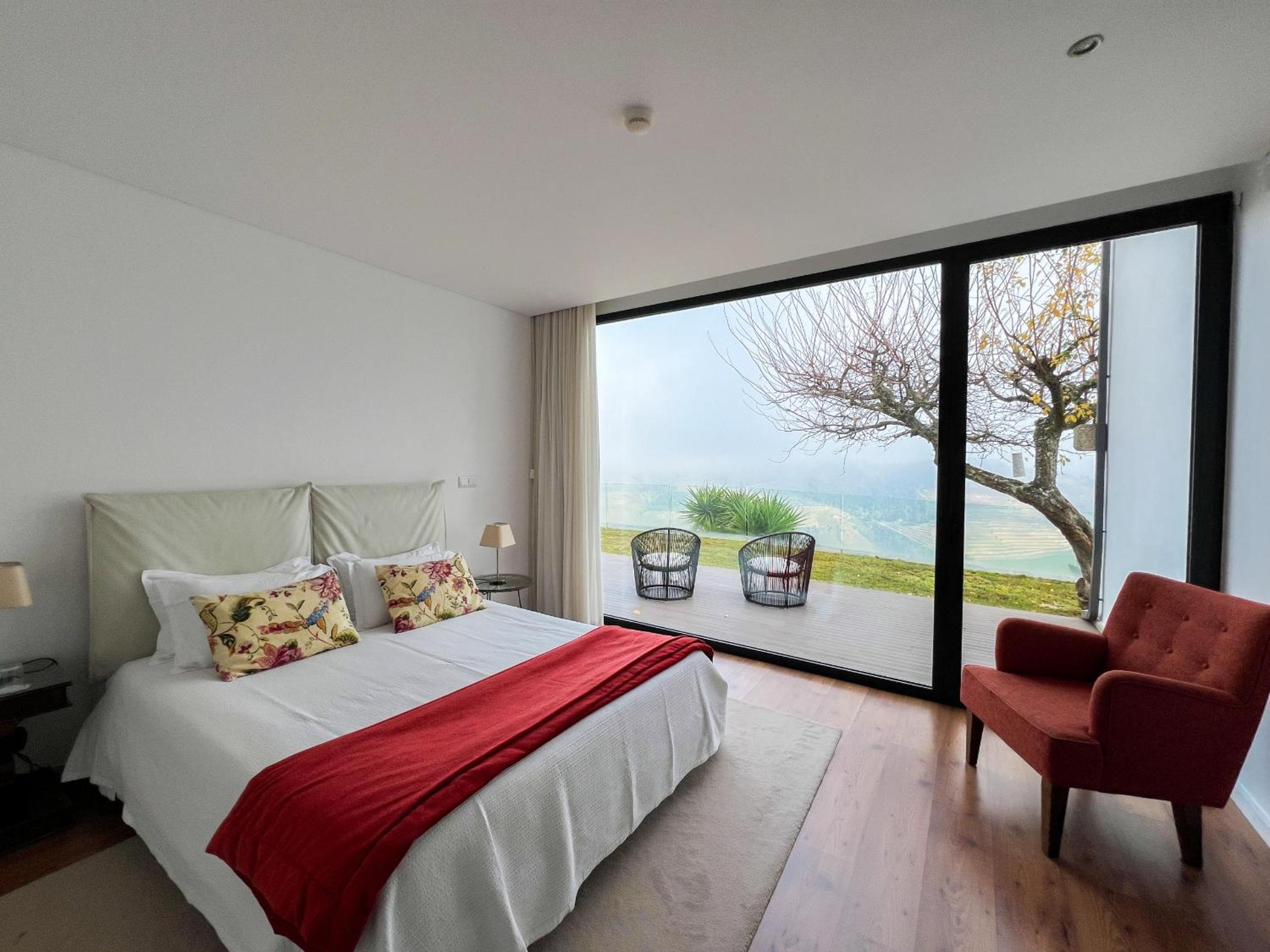 Spacious Villa with Private Pool & Garden in Douro, by Hopstays