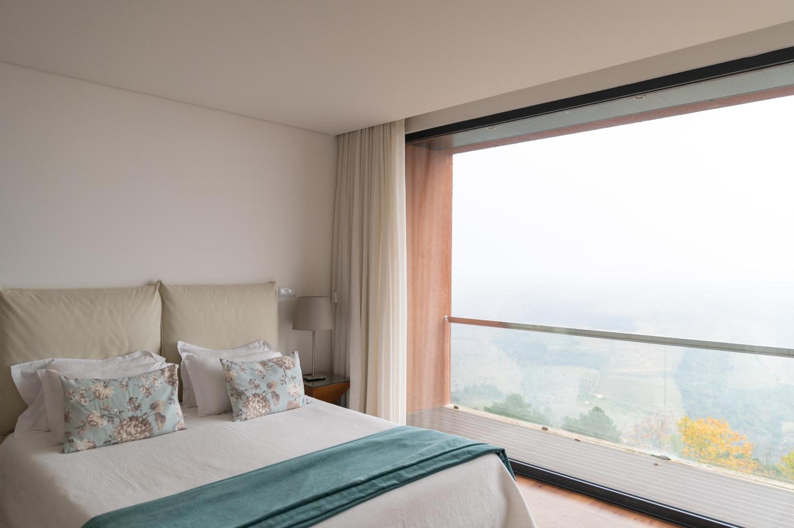 Spacious Villa with Private Pool & Garden in Douro, by Hopstays