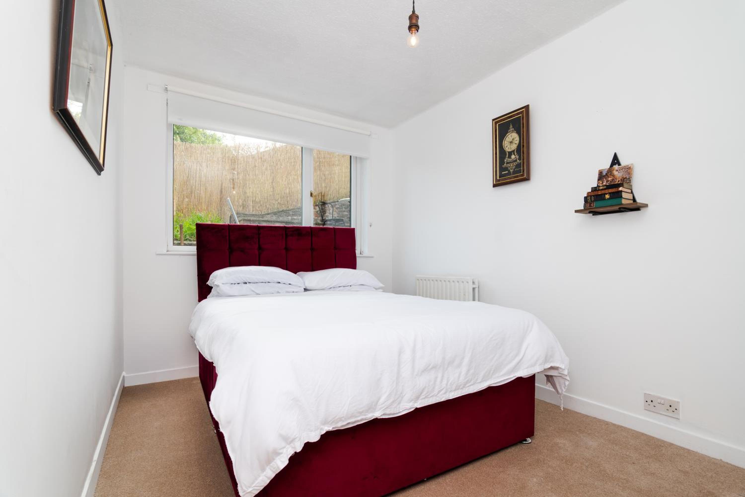 2Bedroom House - Free Parking- by Holiday Homes