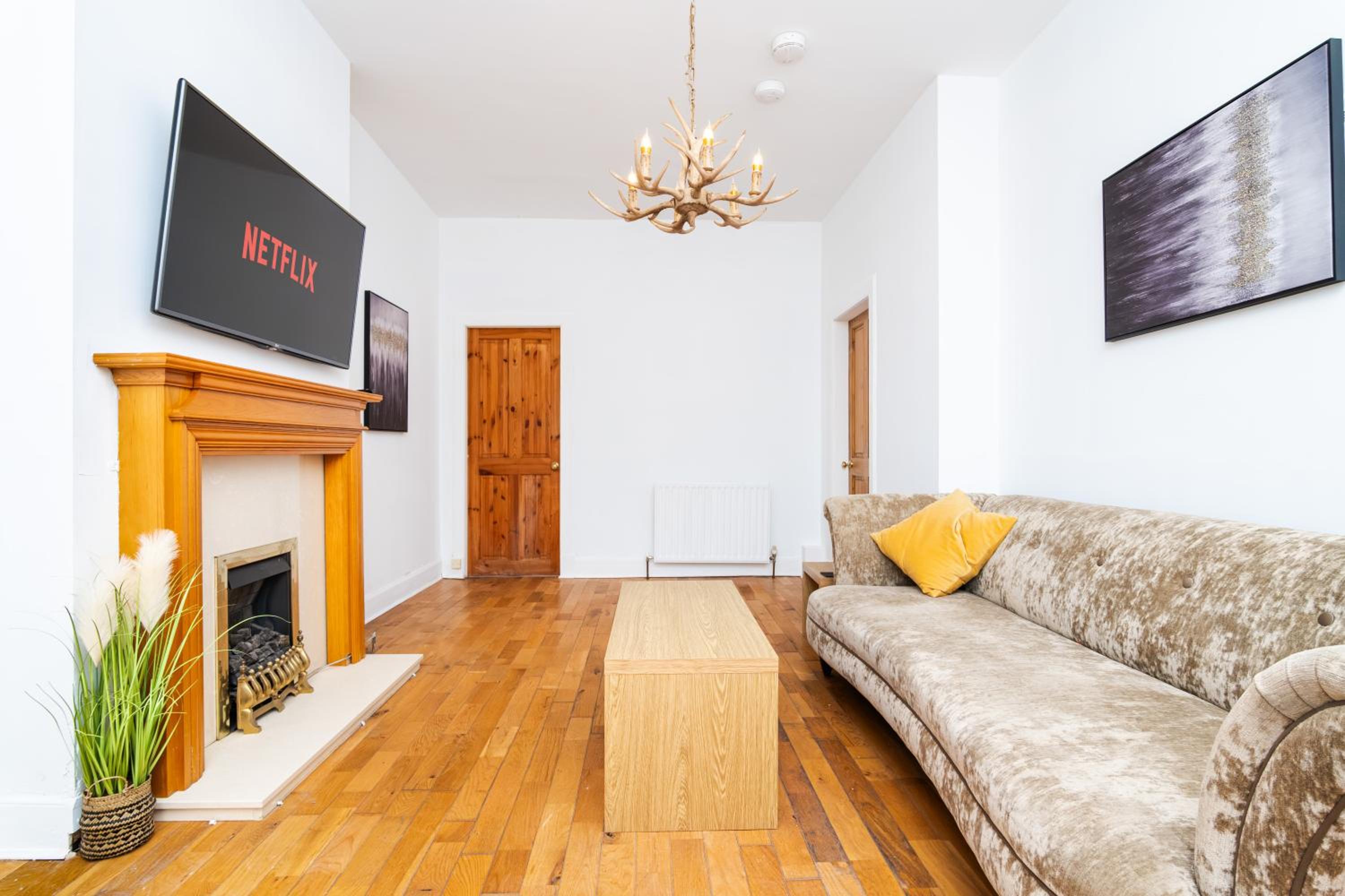 2Bedroom House - Free Parking- by Holiday Homes