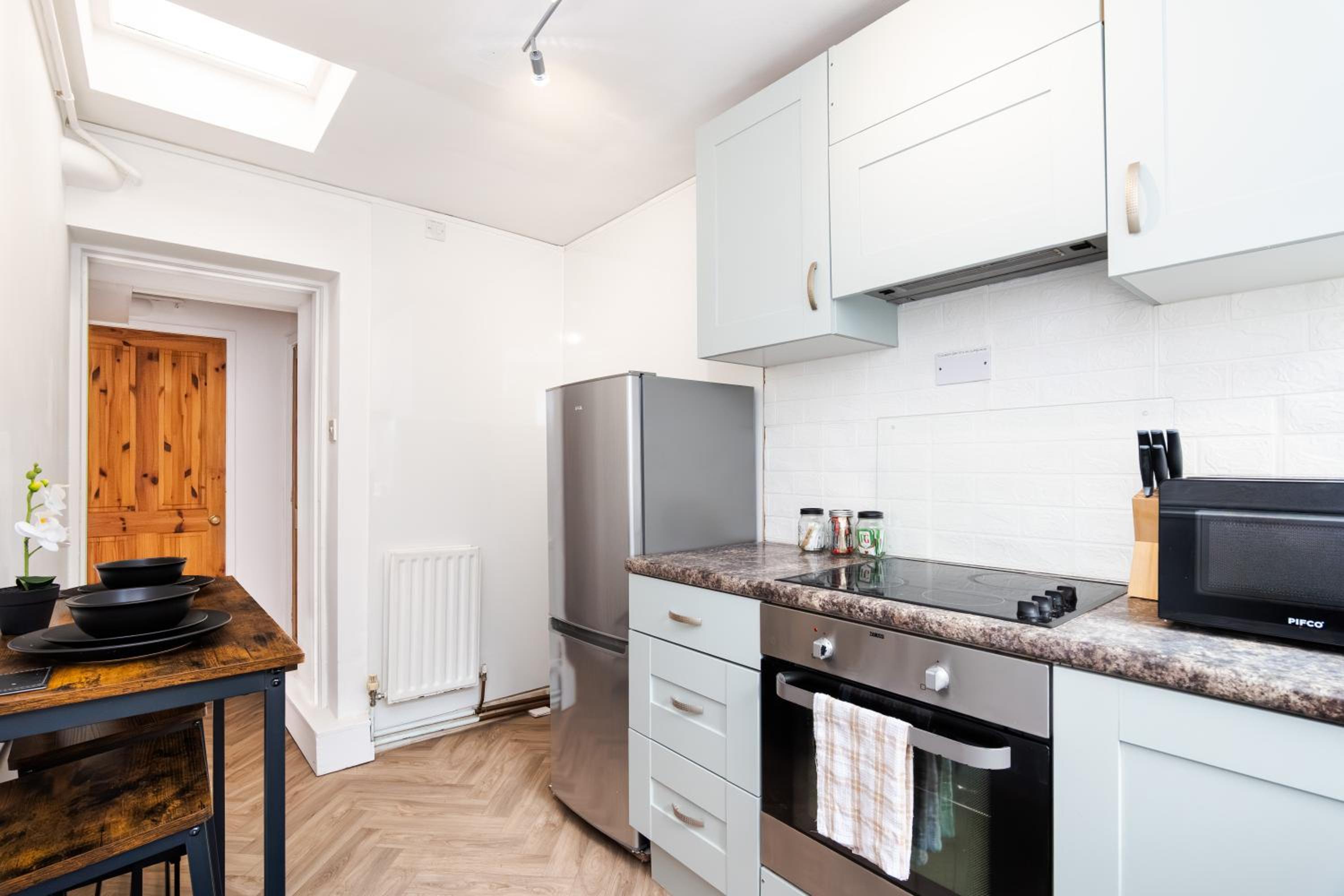 2Bedroom House - Free Parking- by Holiday Homes