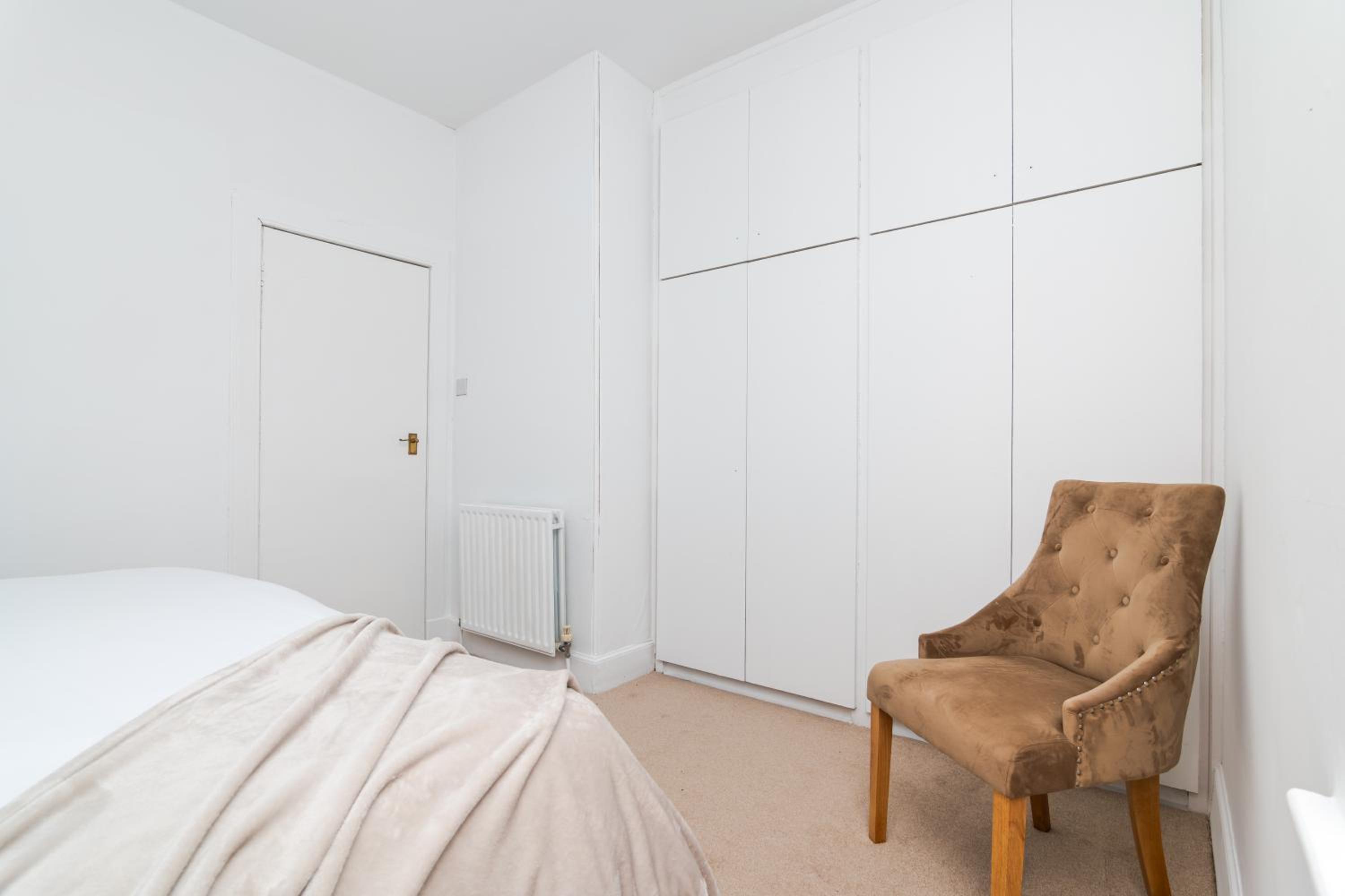 2Bedroom House - Free Parking- by Holiday Homes