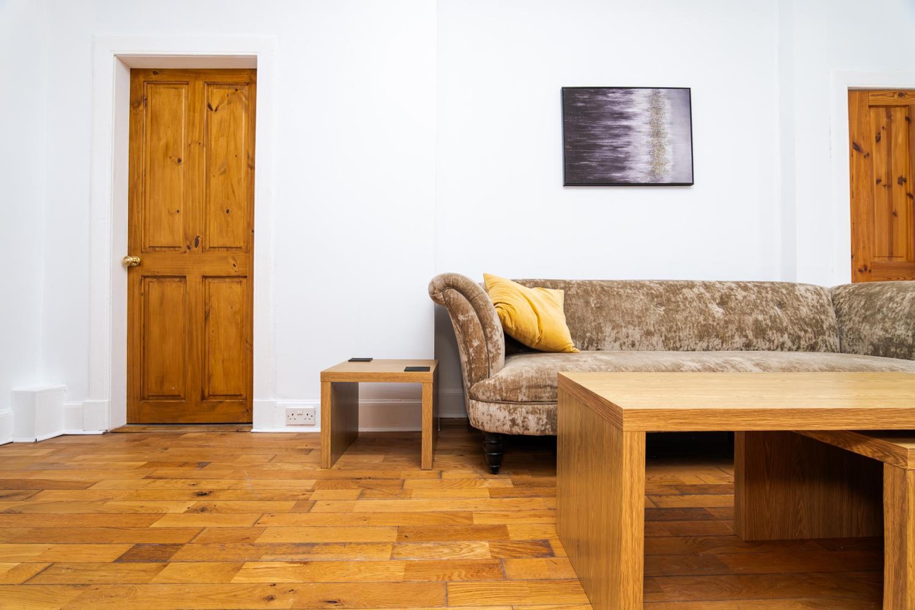 2Bedroom House - Free Parking- by Holiday Homes