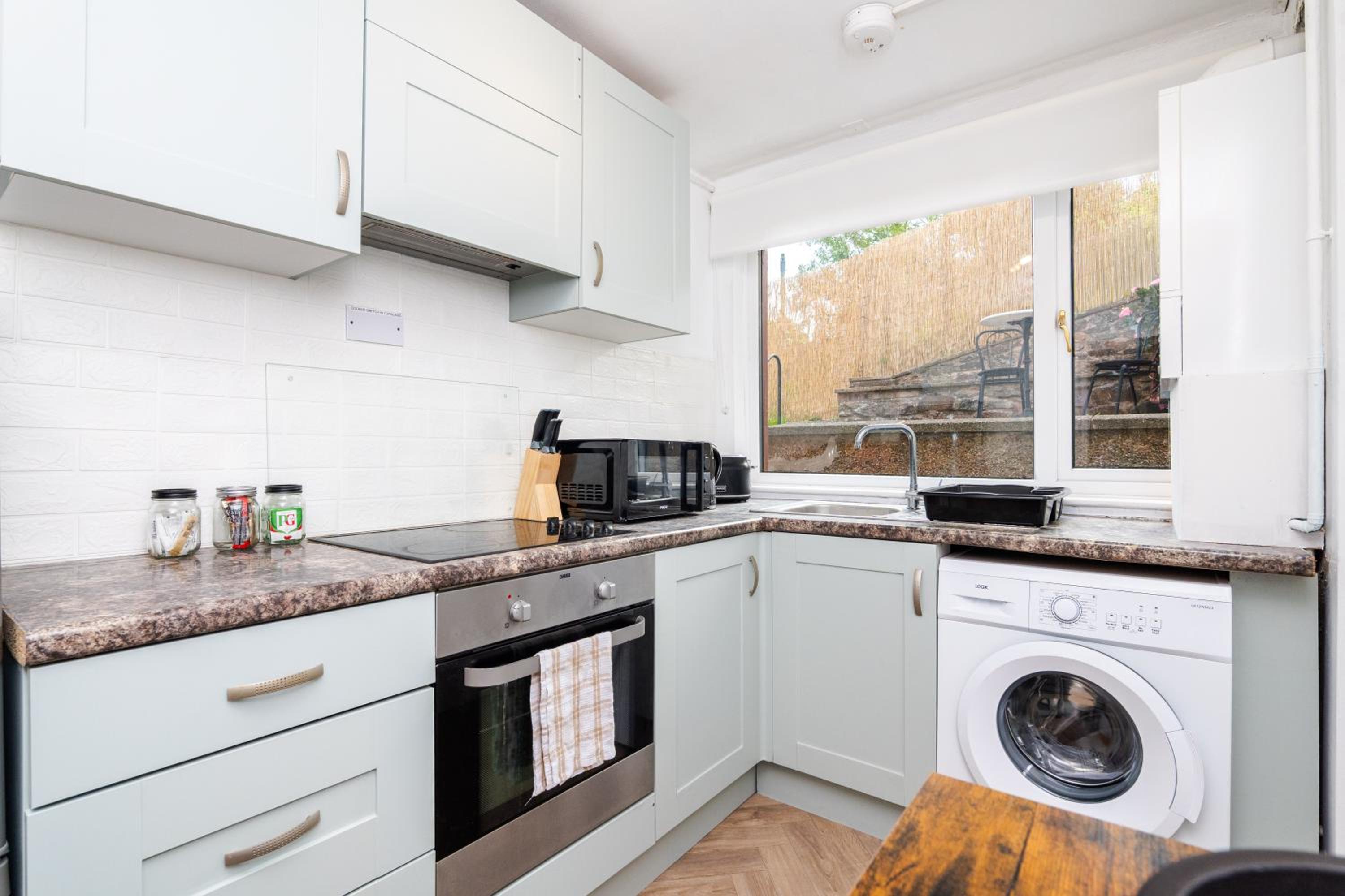 2Bedroom House - Free Parking- by Holiday Homes
