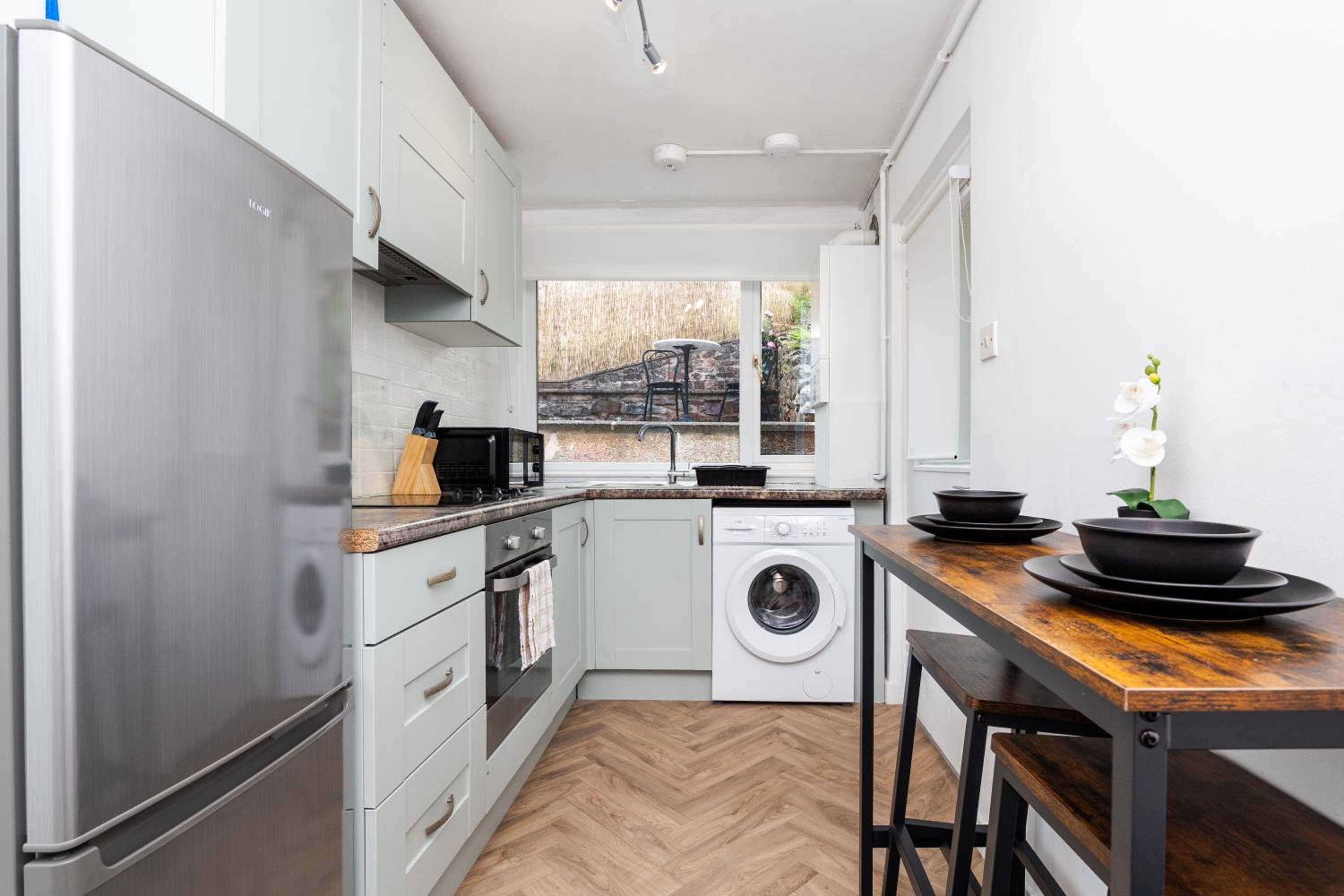 2Bedroom House - Free Parking- by Holiday Homes