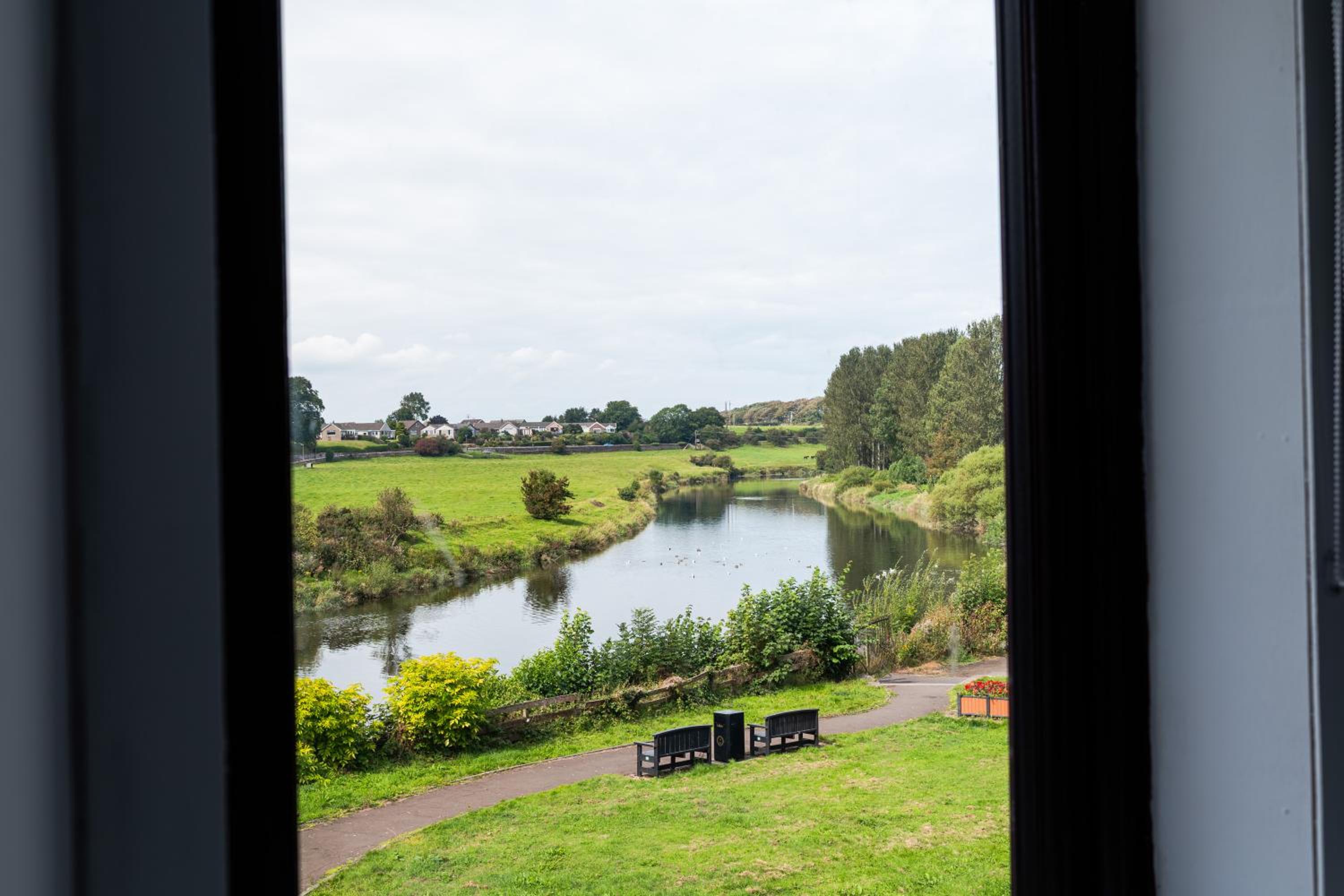 2Bedroom House - Free Parking- by Holiday Homes