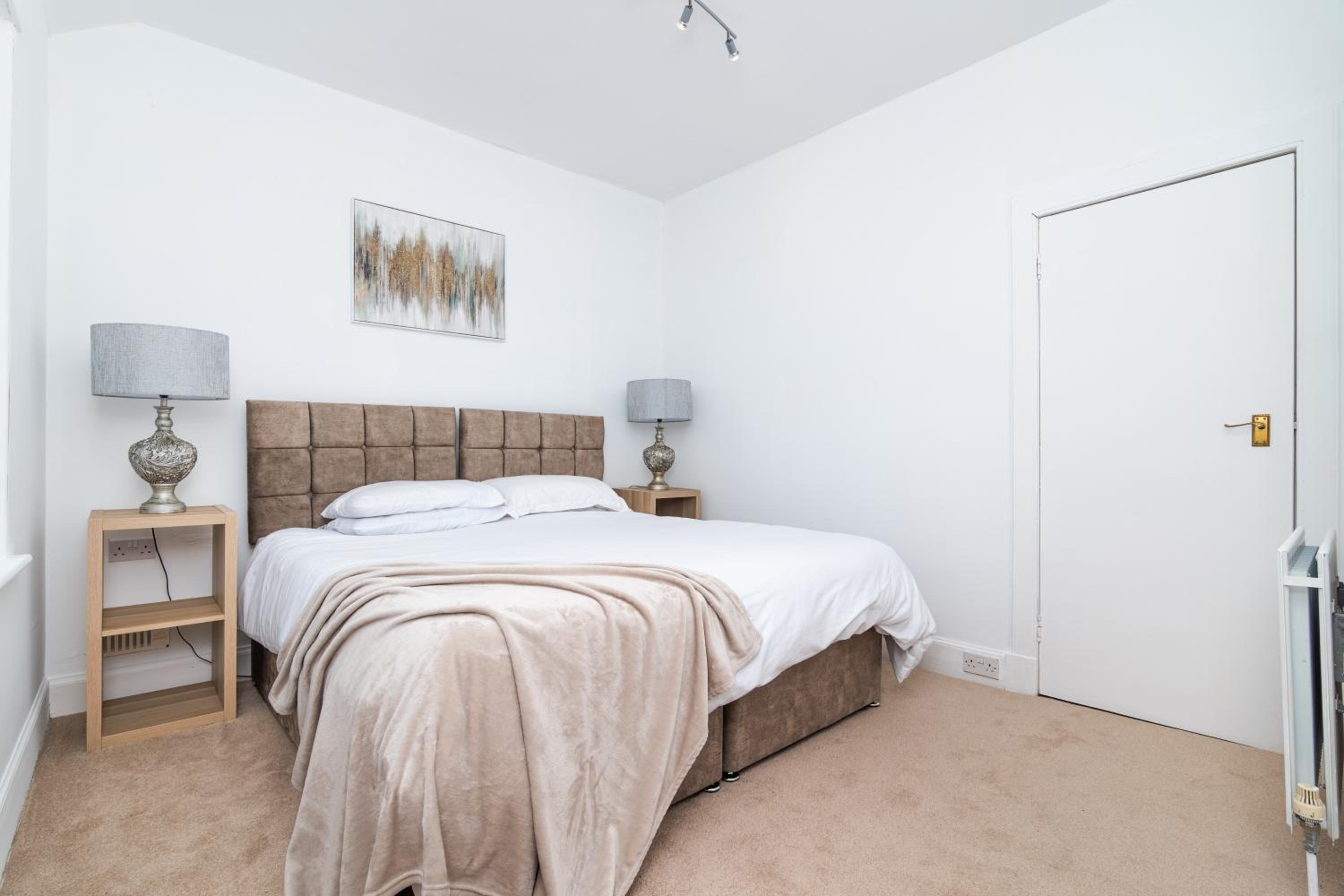 2Bedroom House - Free Parking- by Holiday Homes