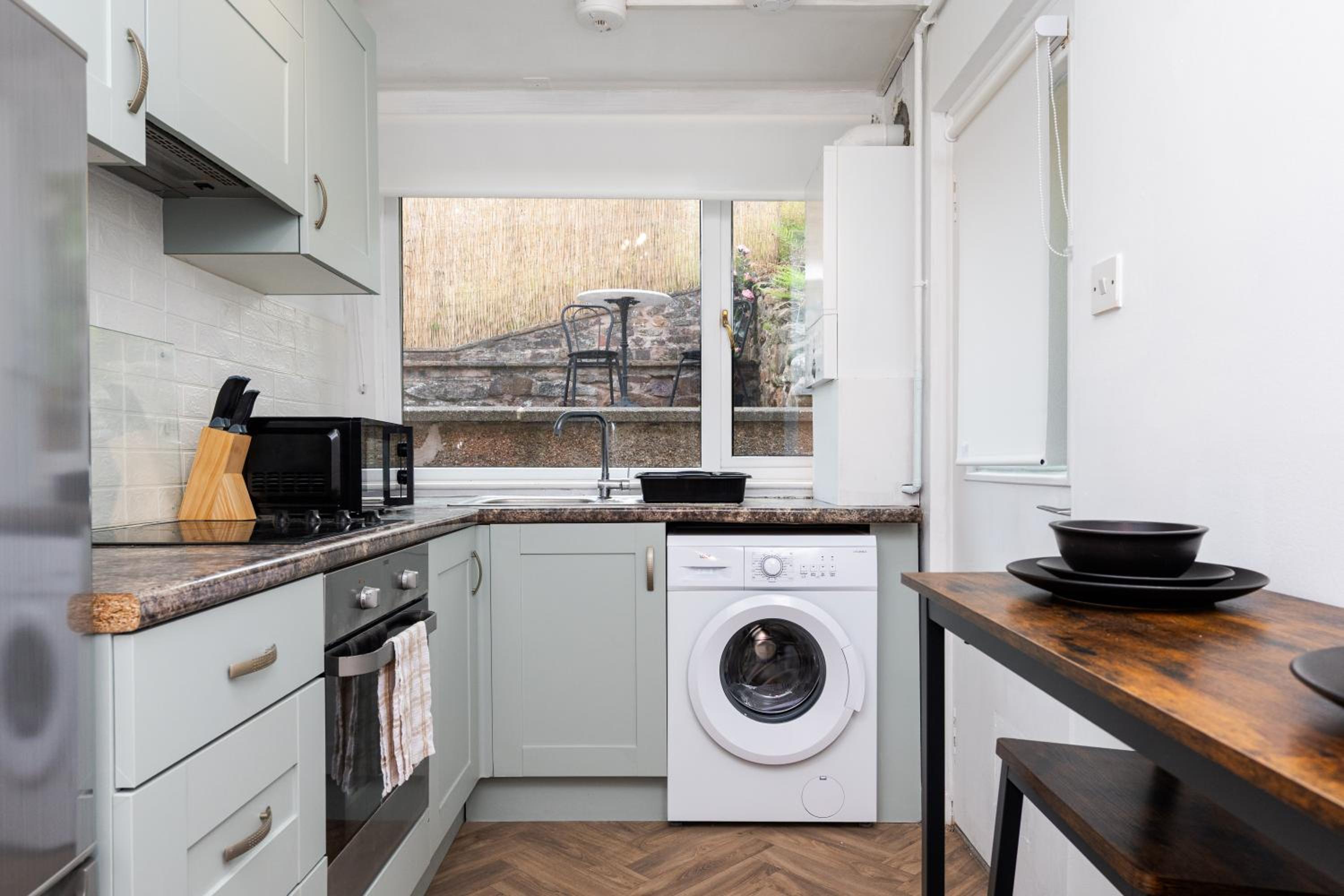 2Bedroom House - Free Parking- by Holiday Homes