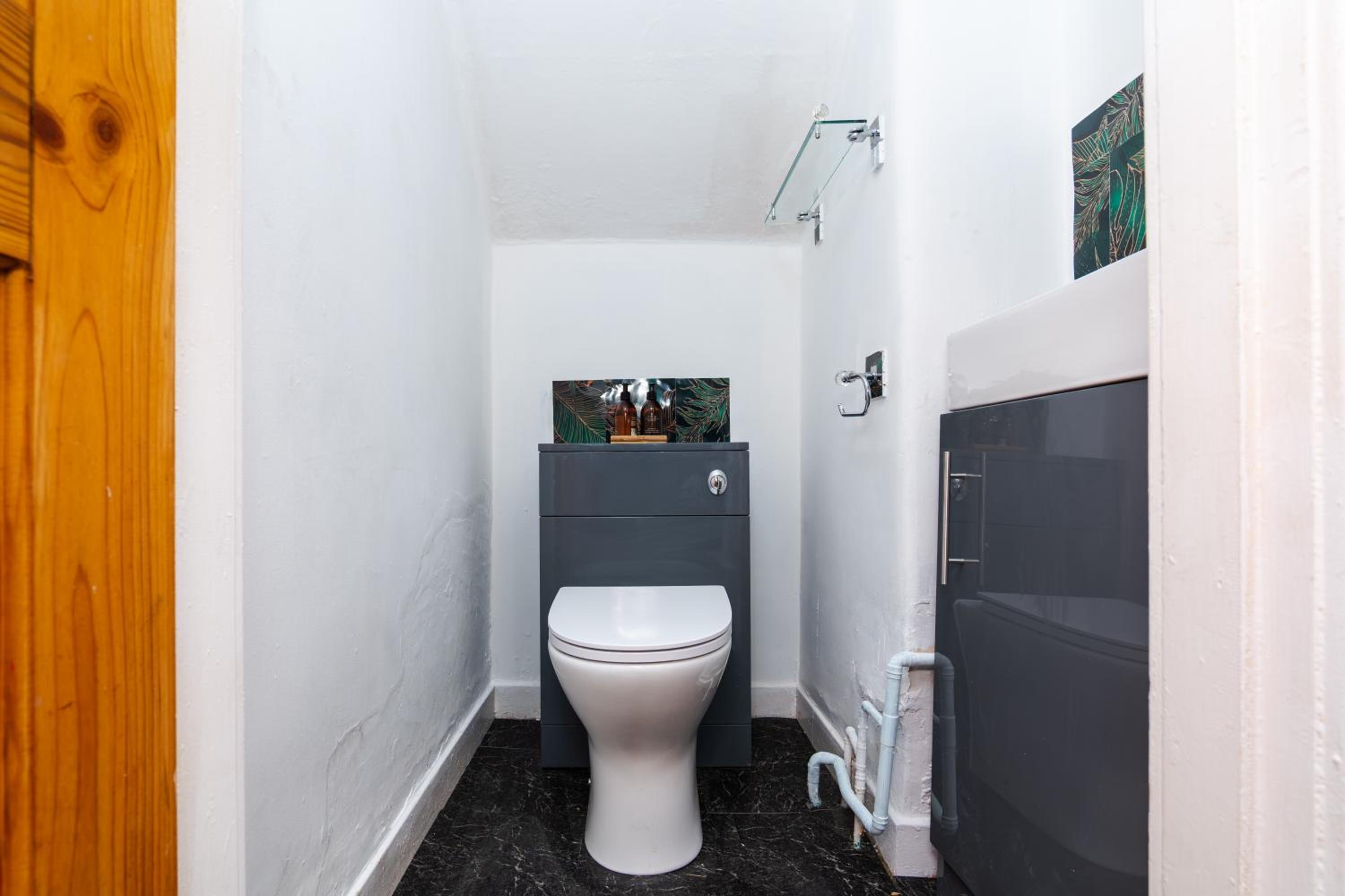 2Bedroom House - Free Parking- by Holiday Homes