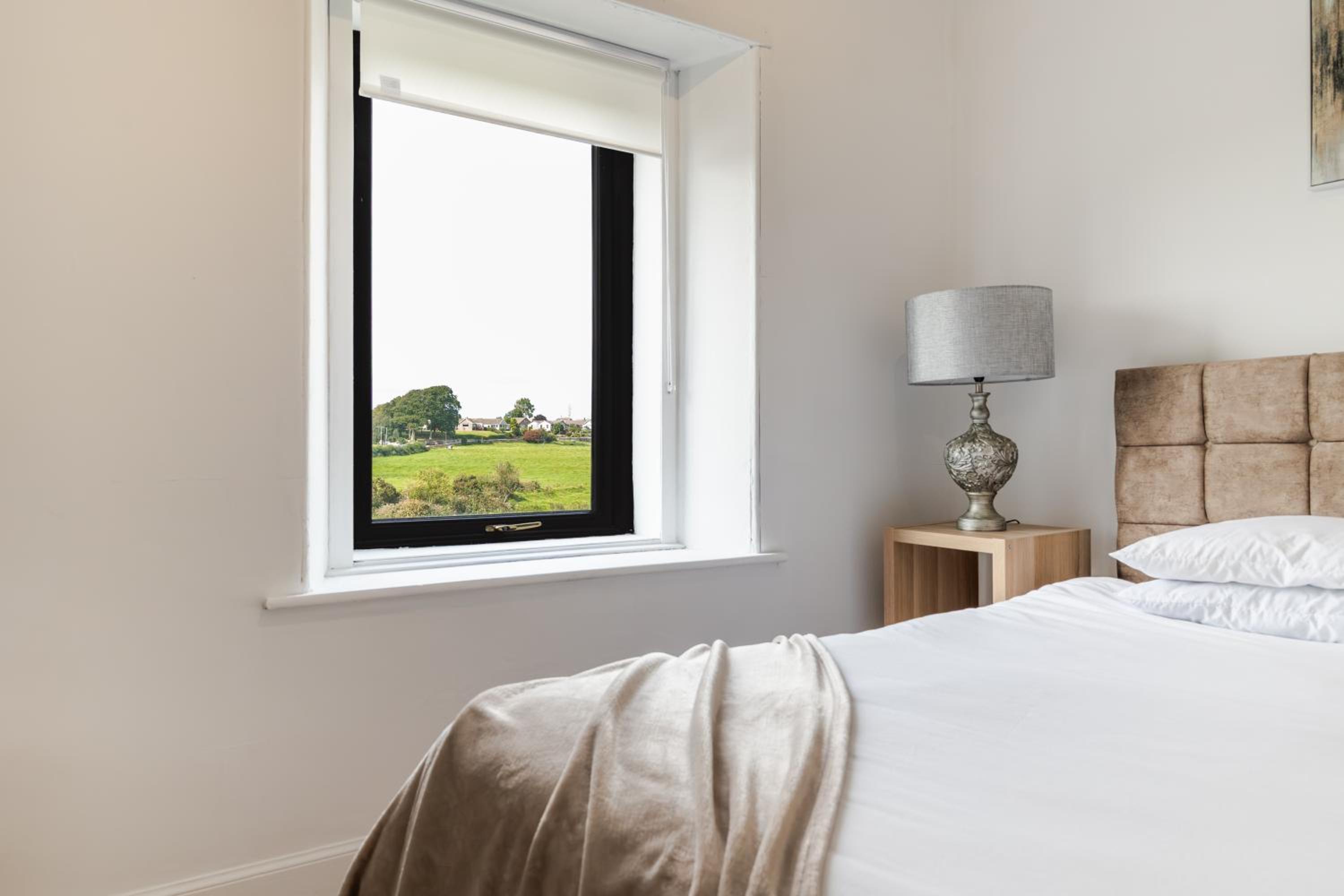 2Bedroom House - Free Parking- by Holiday Homes