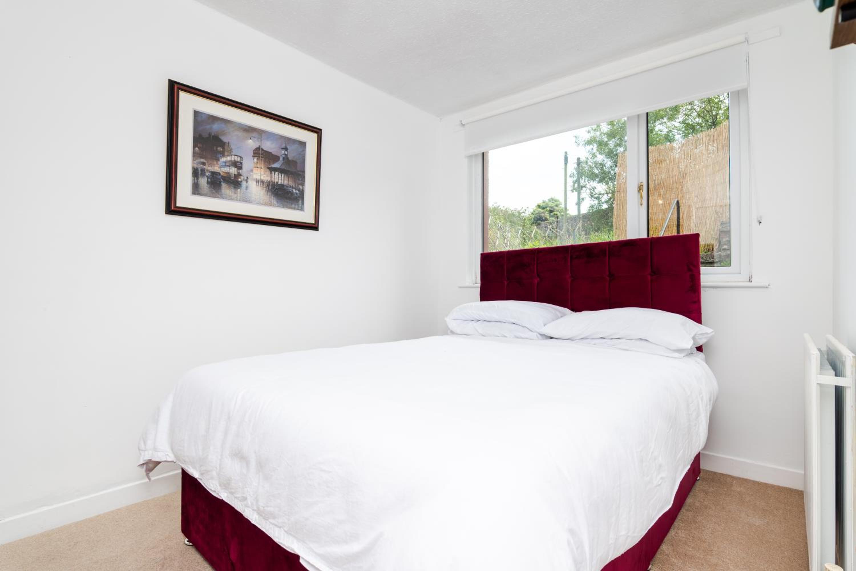 2Bedroom House - Free Parking- by Holiday Homes