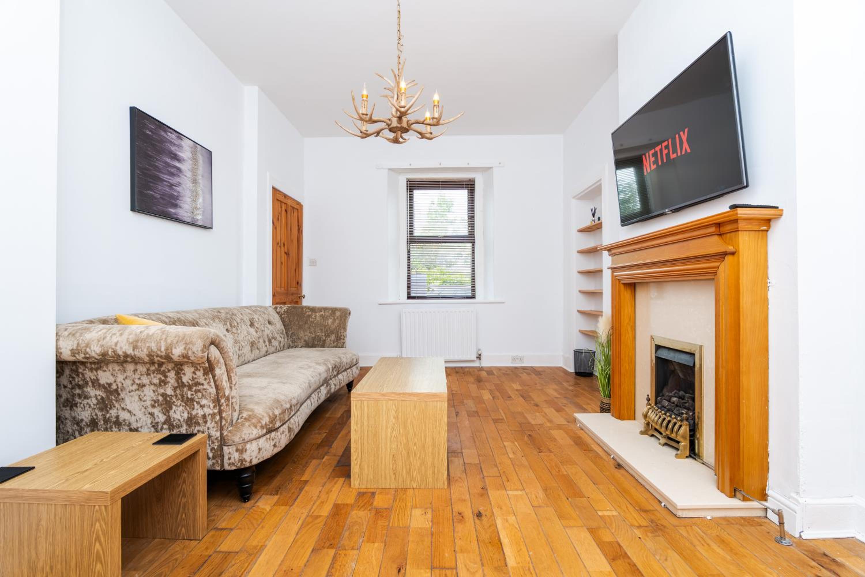 2Bedroom House - Free Parking- by Holiday Homes