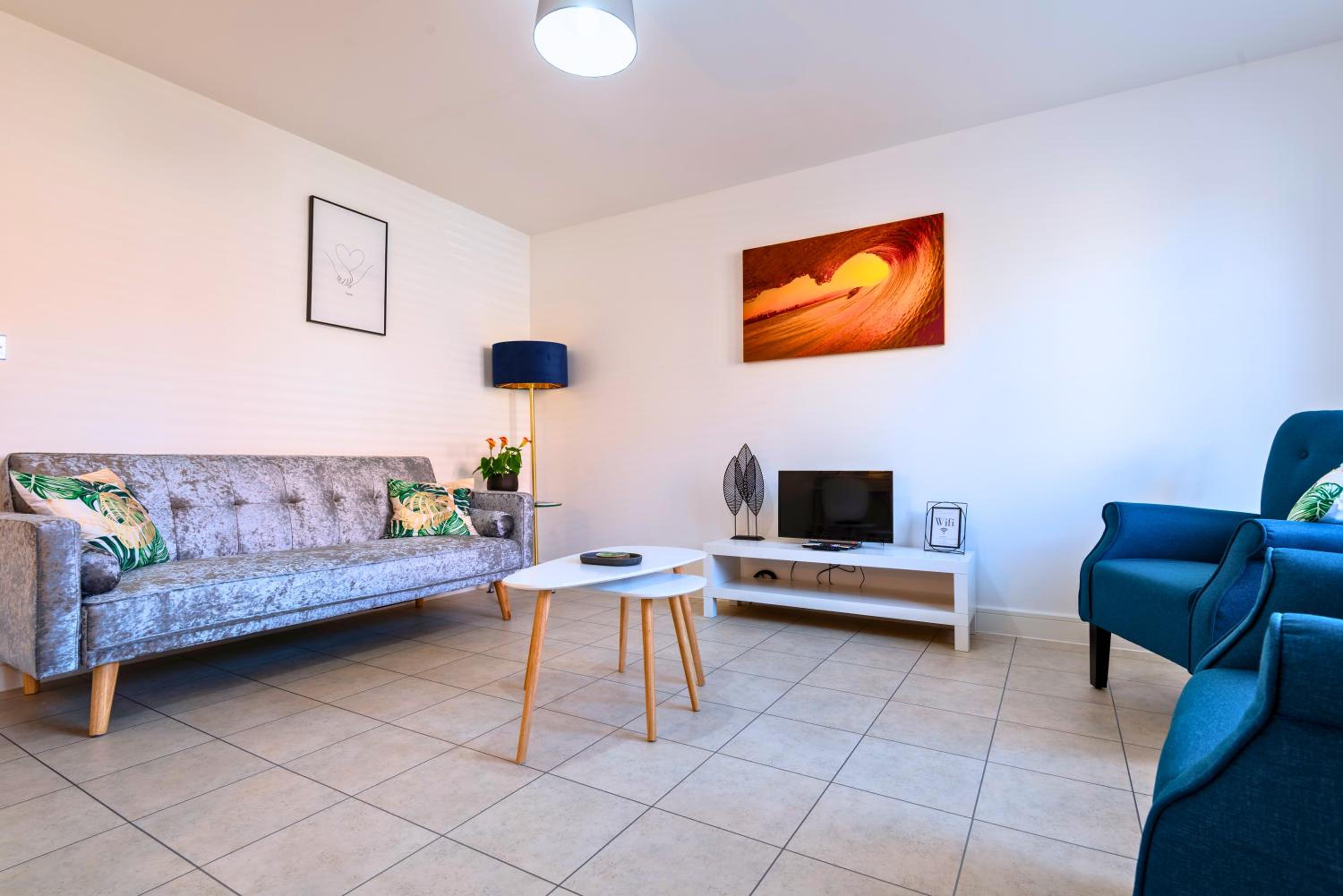 Stylish Innsworth home with garden & parking