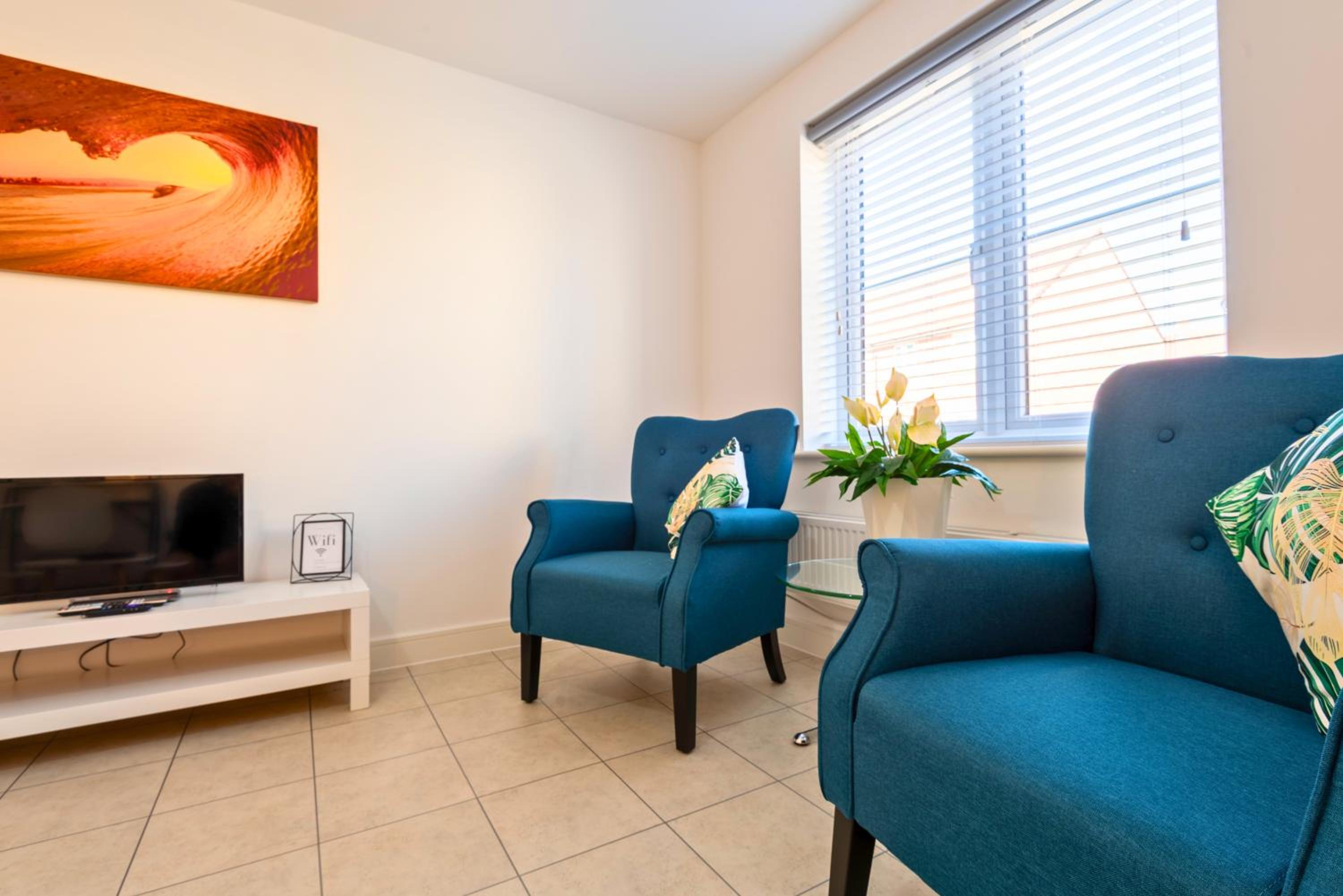 Stylish Innsworth home with garden & parking