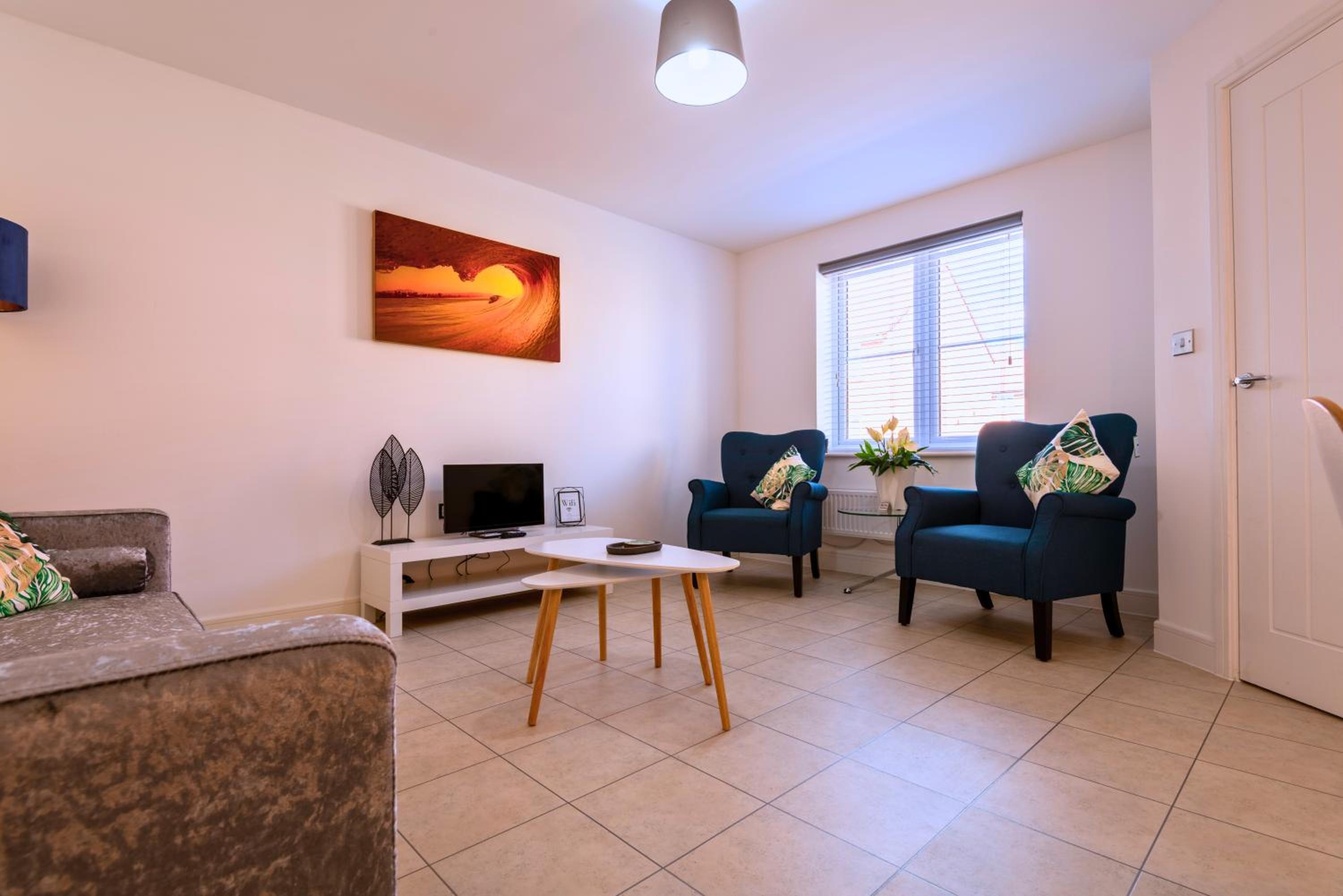 Stylish Innsworth home with garden & parking