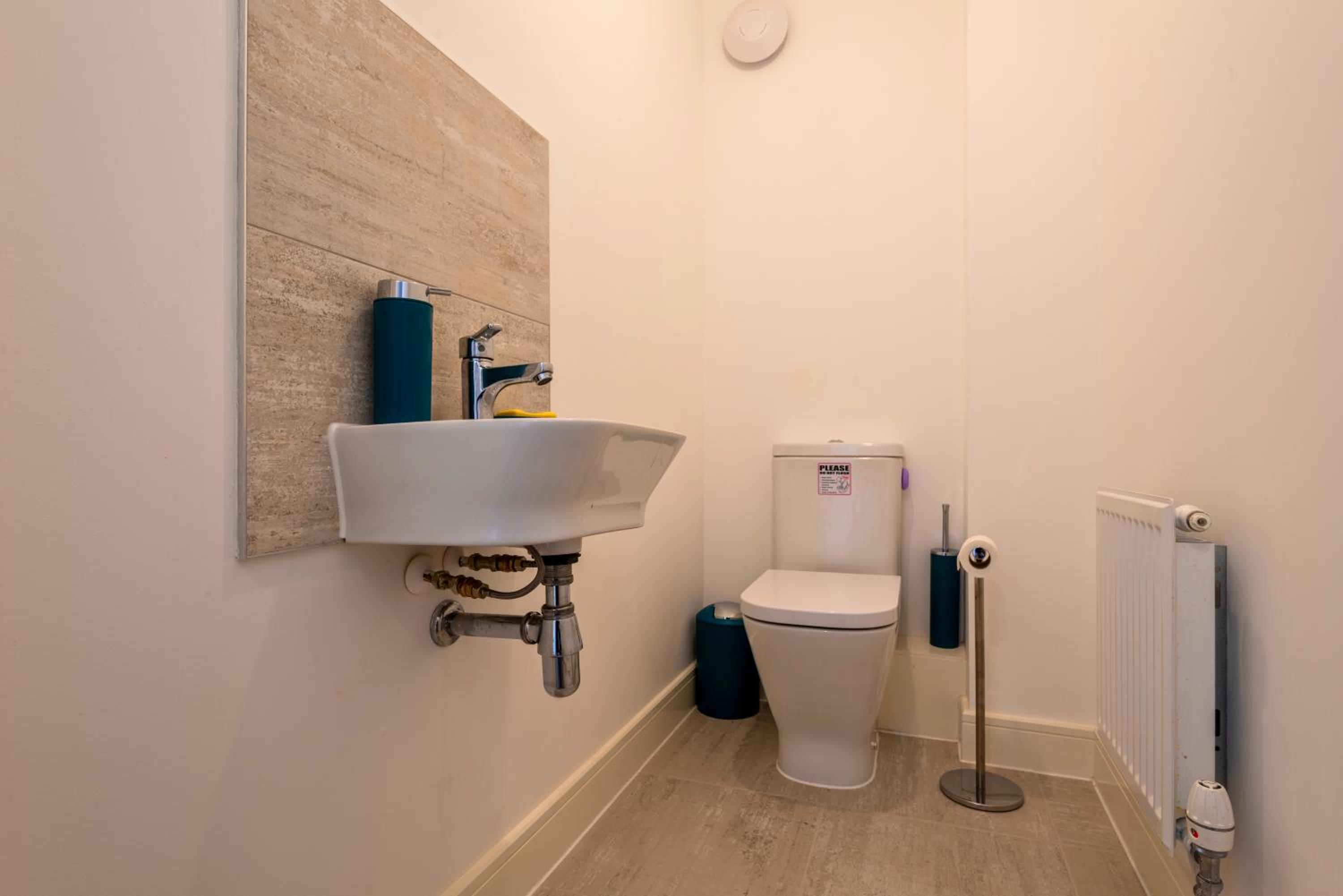 Stylish Innsworth home with garden & parking