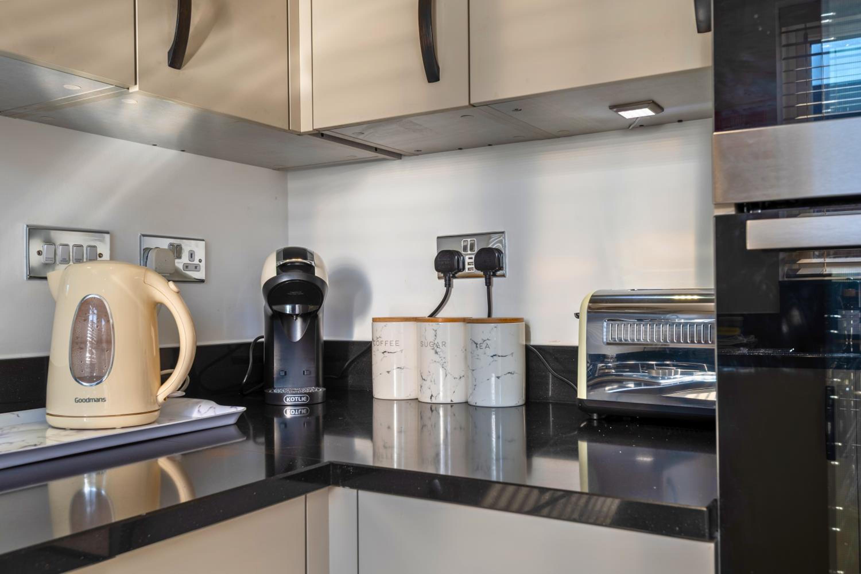 Stylish Innsworth home with garden & parking