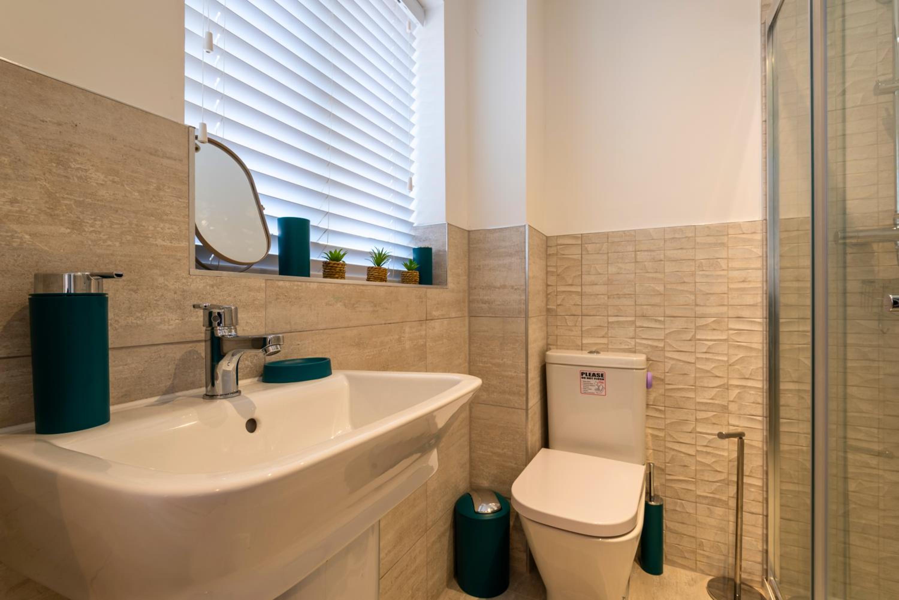 Stylish Innsworth home with garden & parking