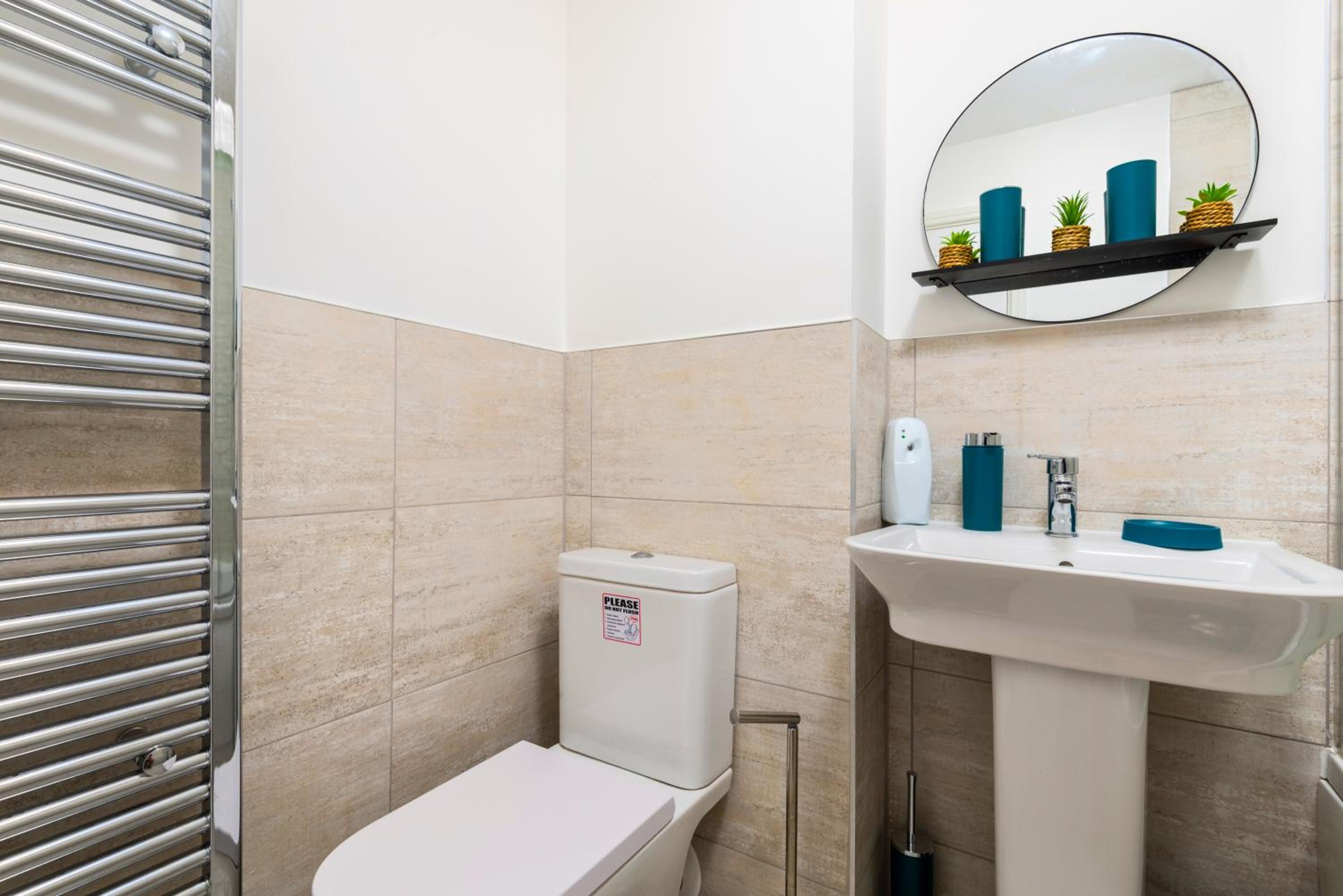 Stylish Innsworth home with garden & parking