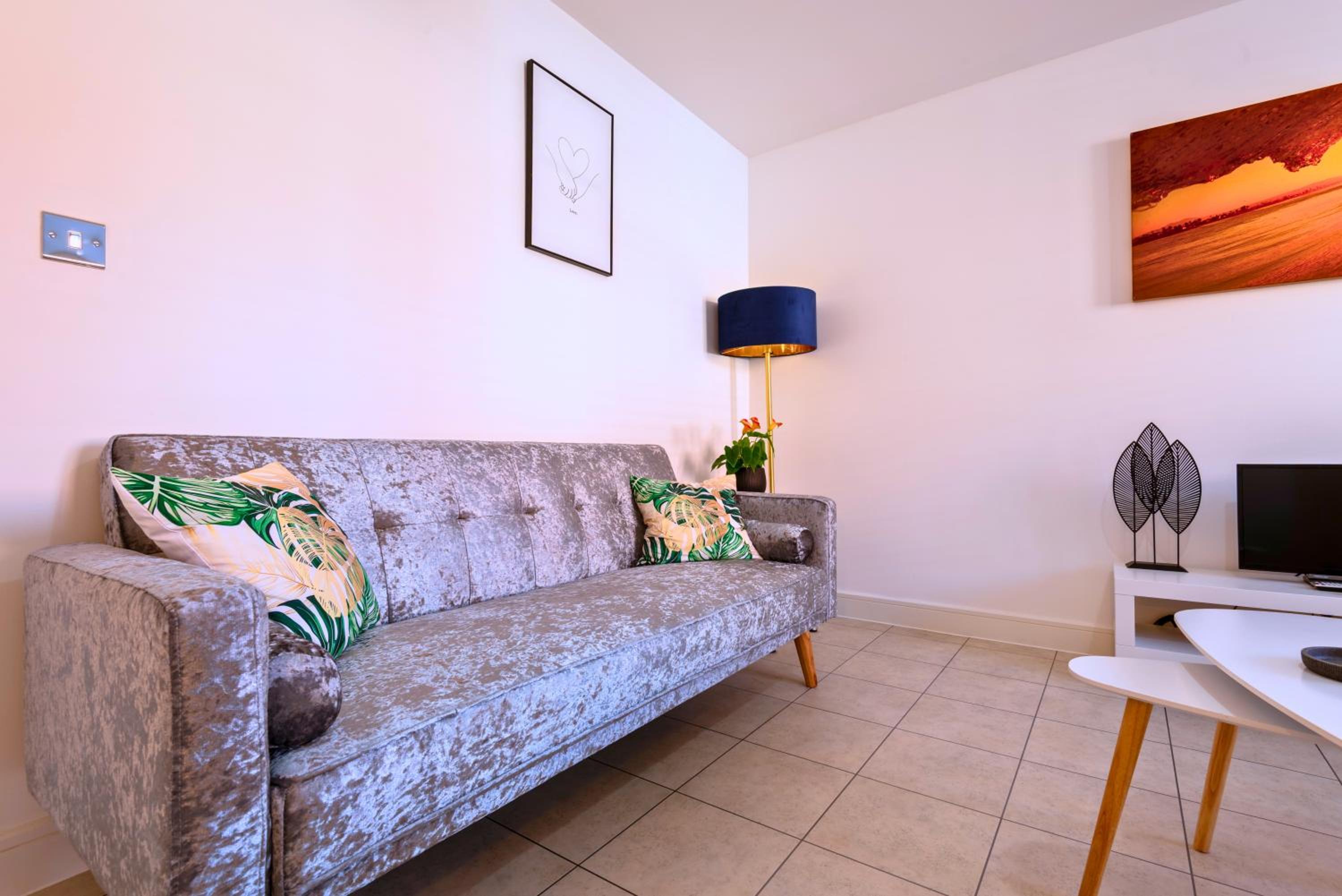 Stylish Innsworth home with garden & parking