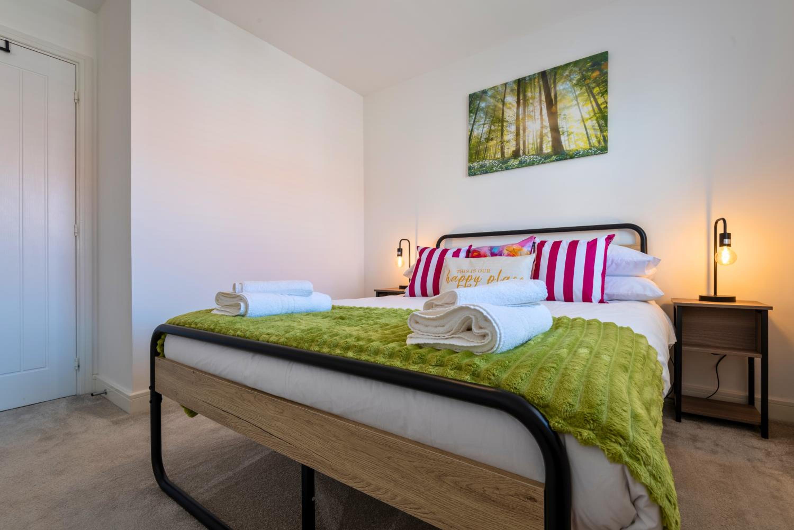 Stylish Innsworth home with garden & parking