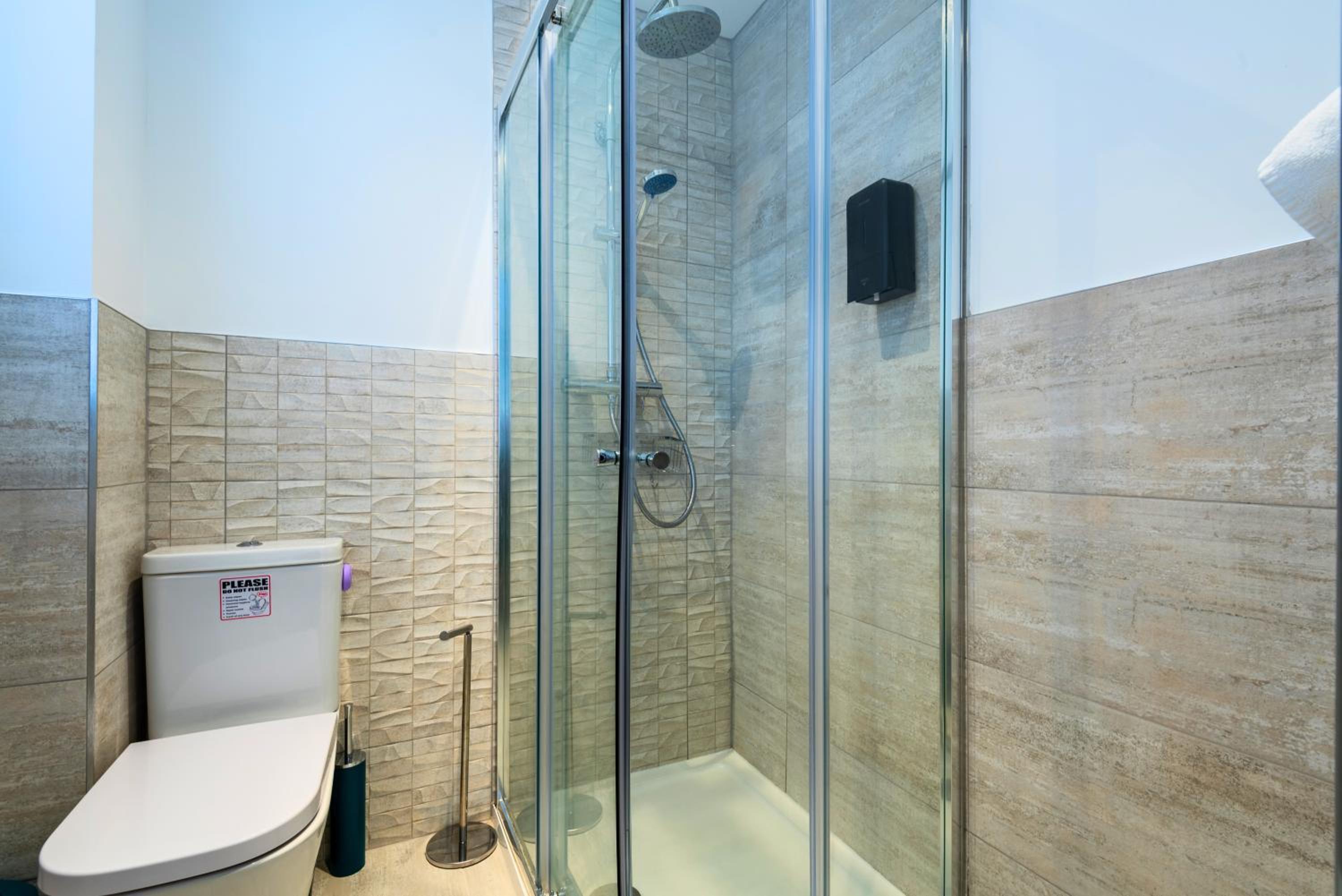Stylish Innsworth home with garden & parking