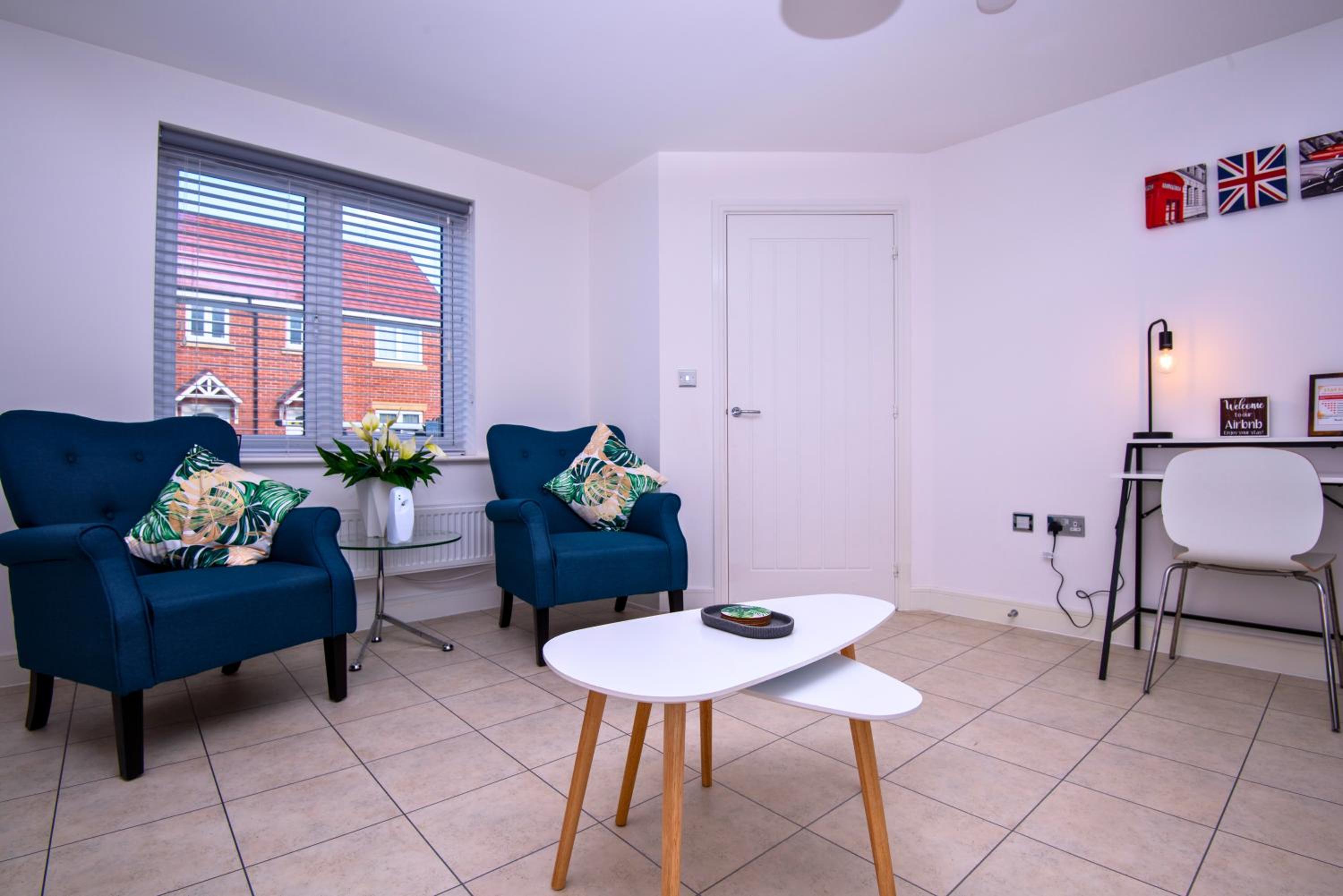 Stylish Innsworth home with garden & parking