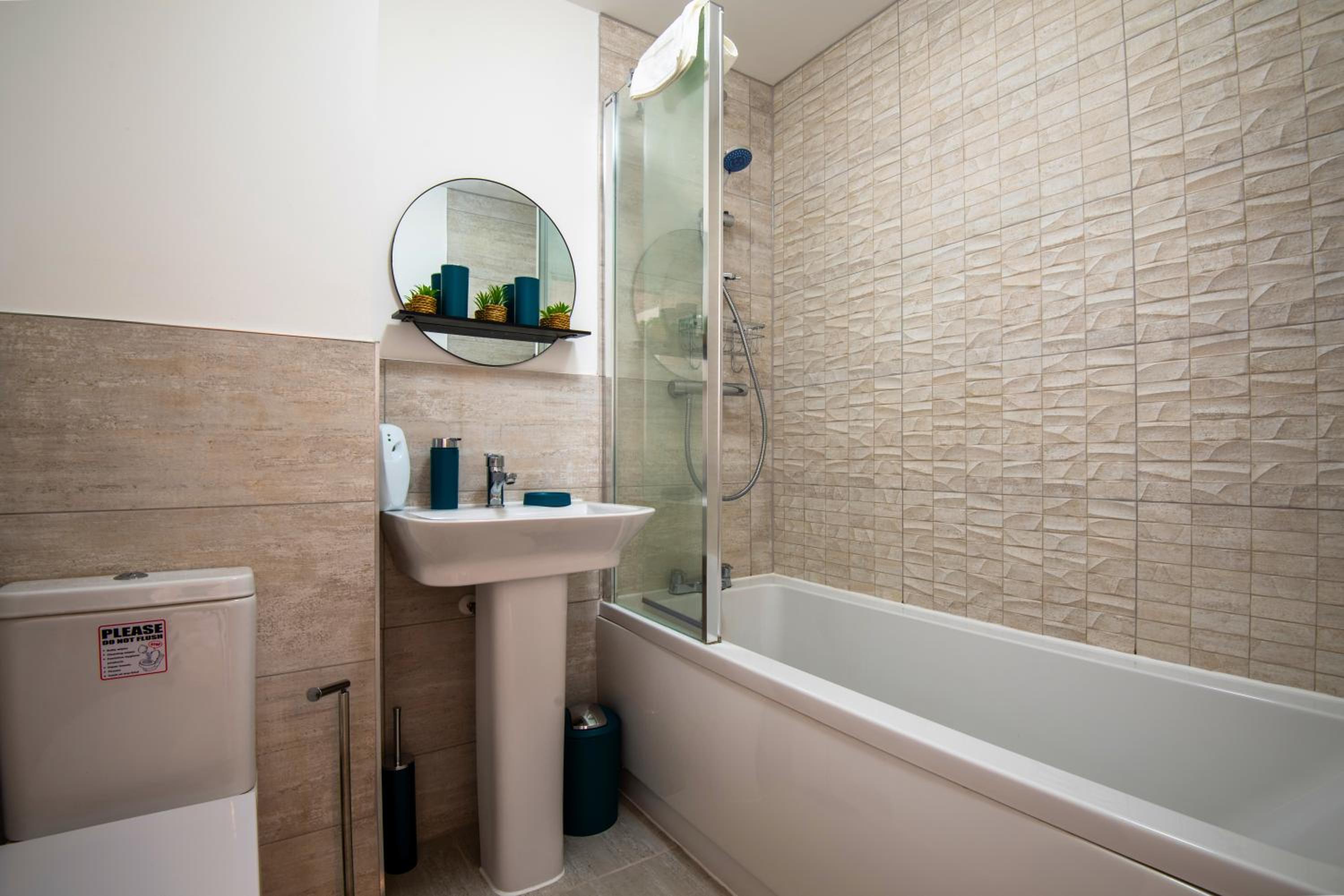Stylish Innsworth home with garden & parking