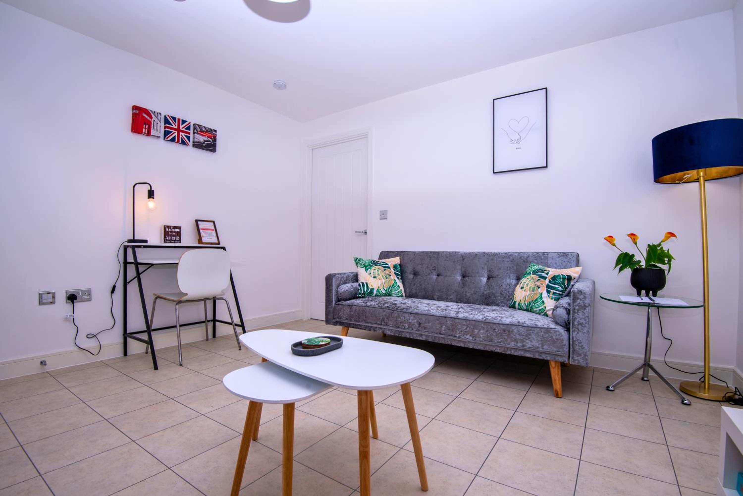 Stylish Innsworth home with garden & parking