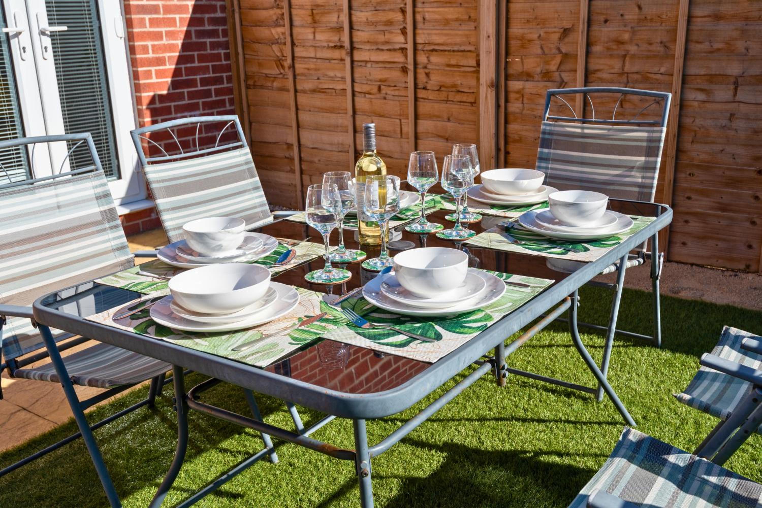 Stylish Innsworth home with garden & parking