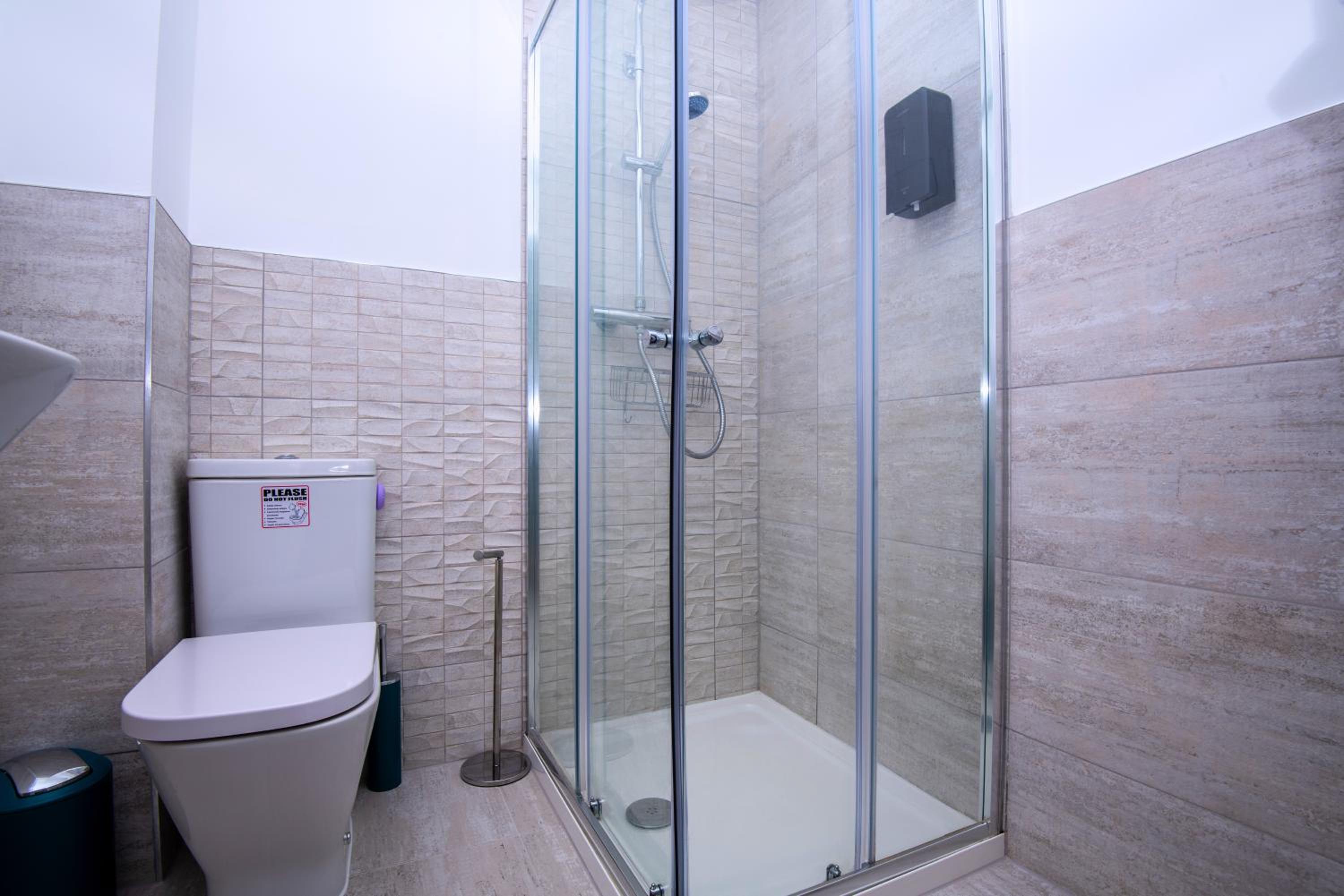 Stylish Innsworth home with garden & parking