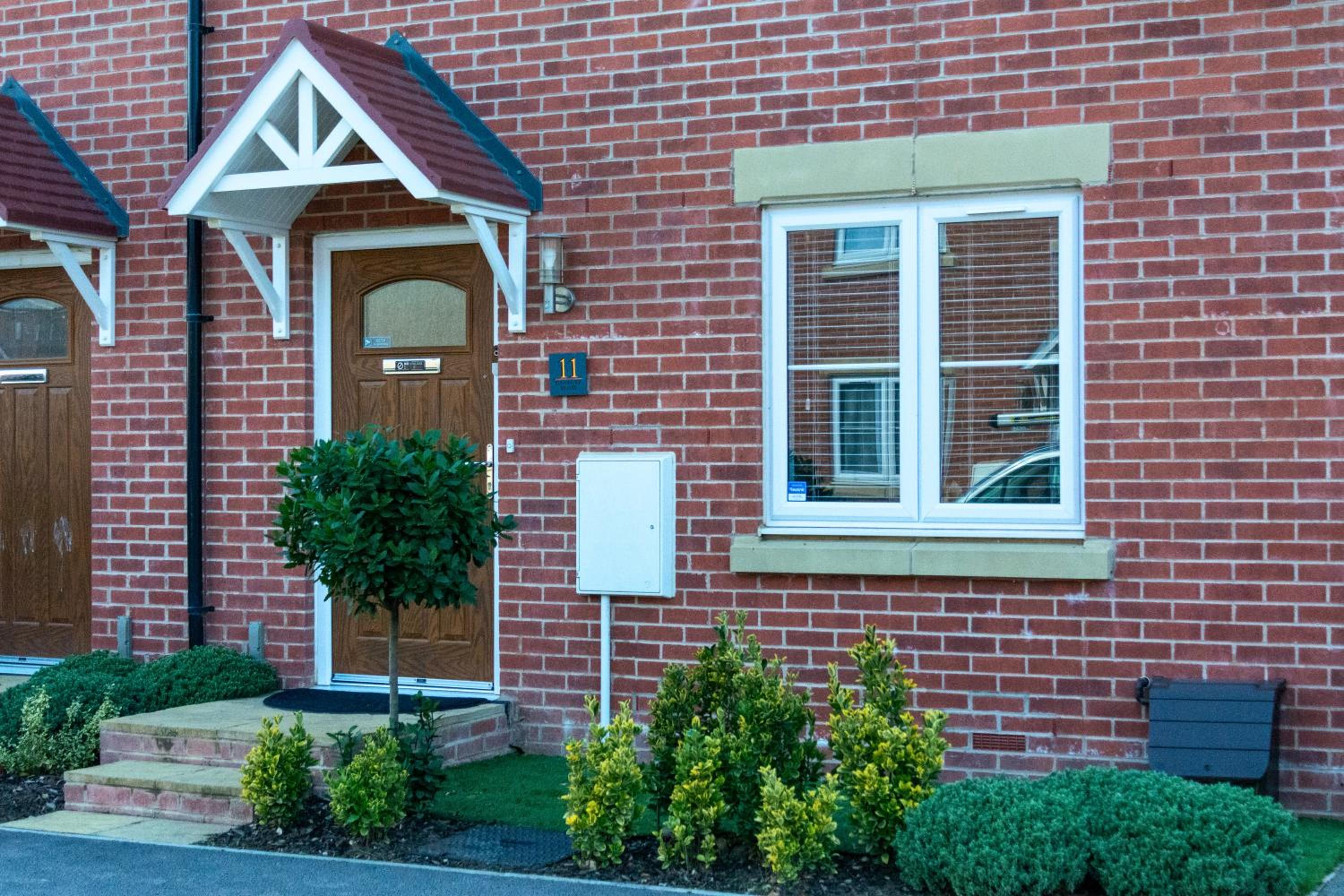 Stylish Innsworth home with garden & parking