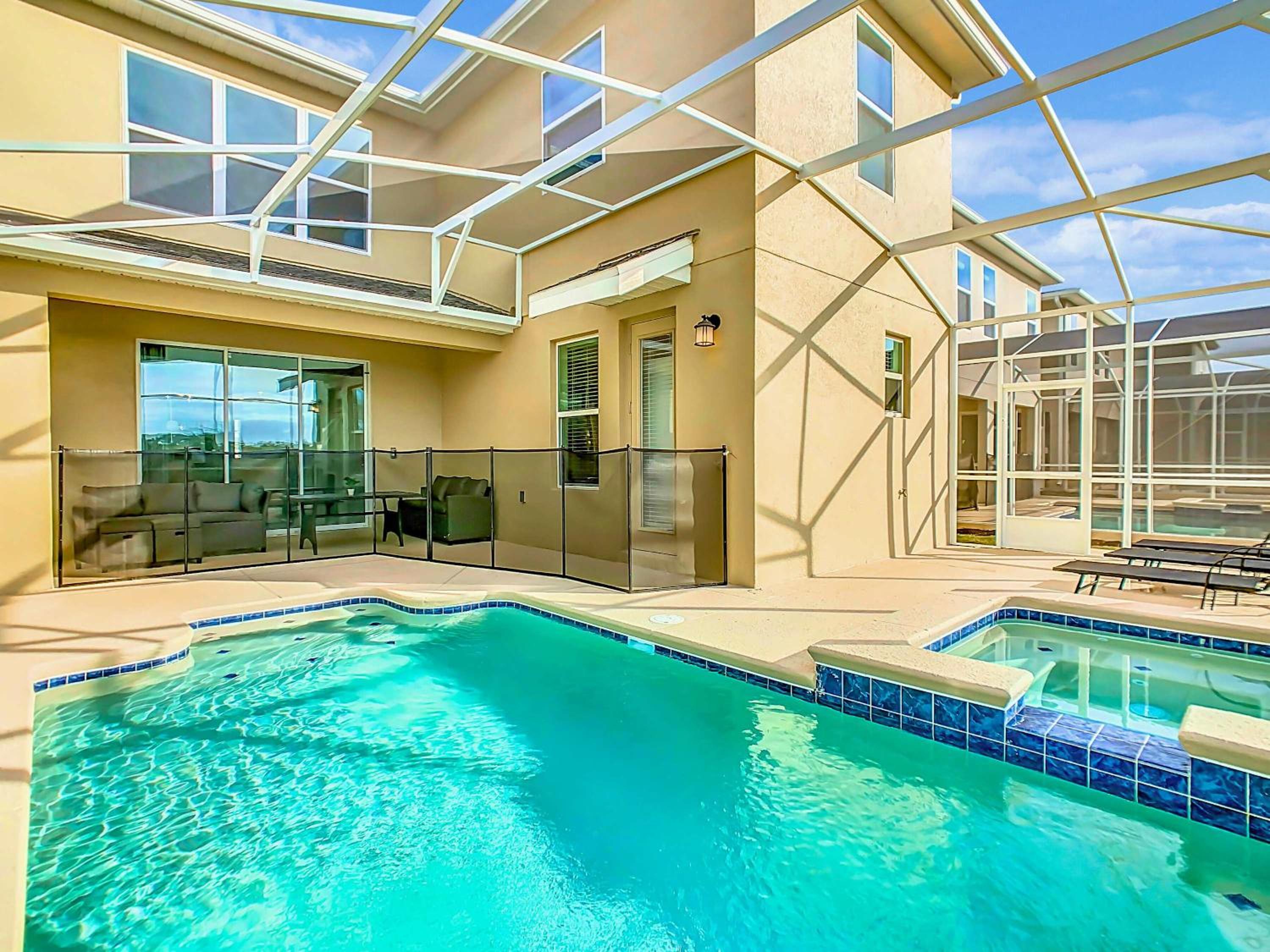 Themed 5BR Lakeview Villa with Pool & Clubhouses