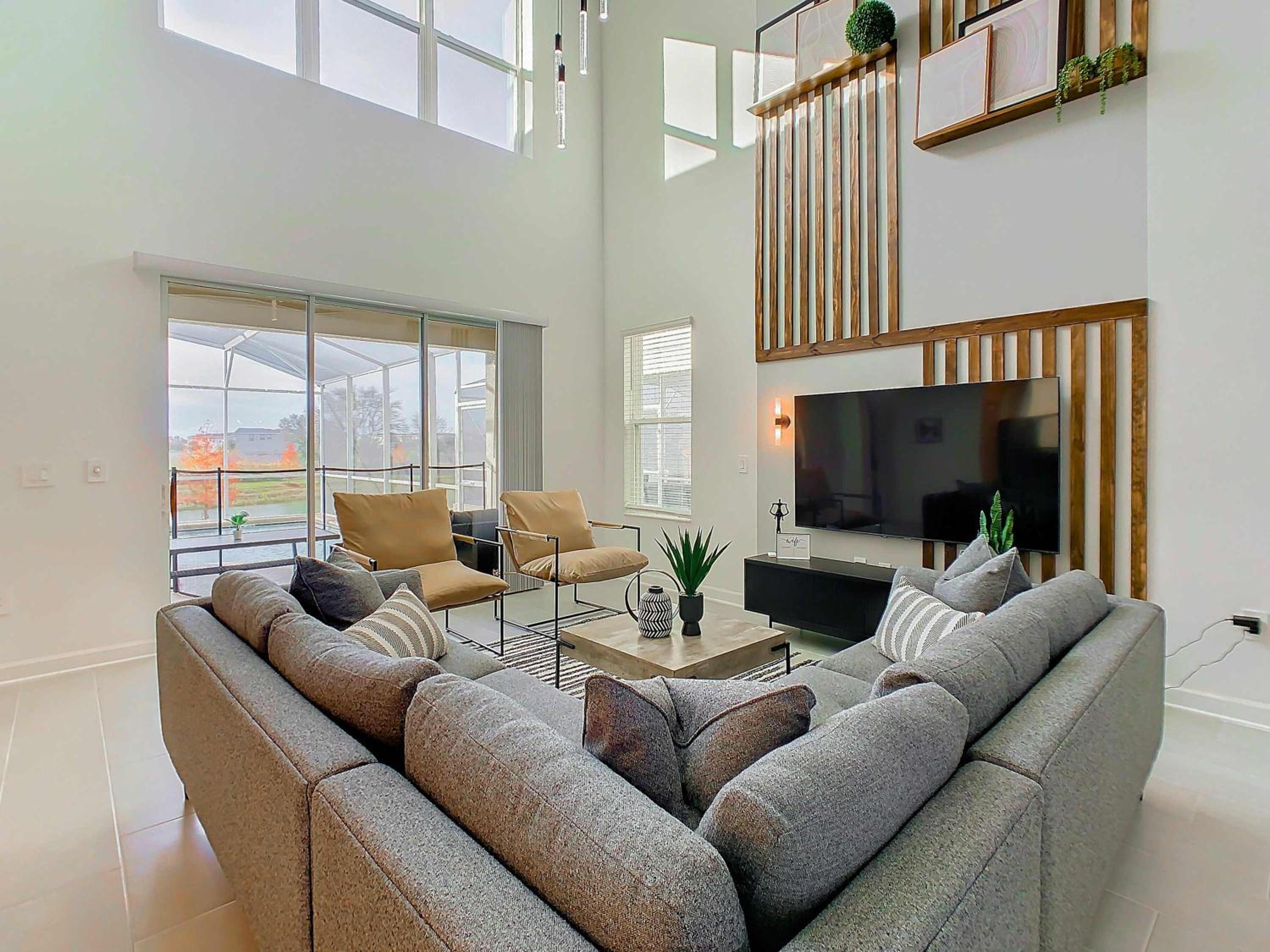 Themed 5BR Lakeview Villa with Pool & Clubhouses