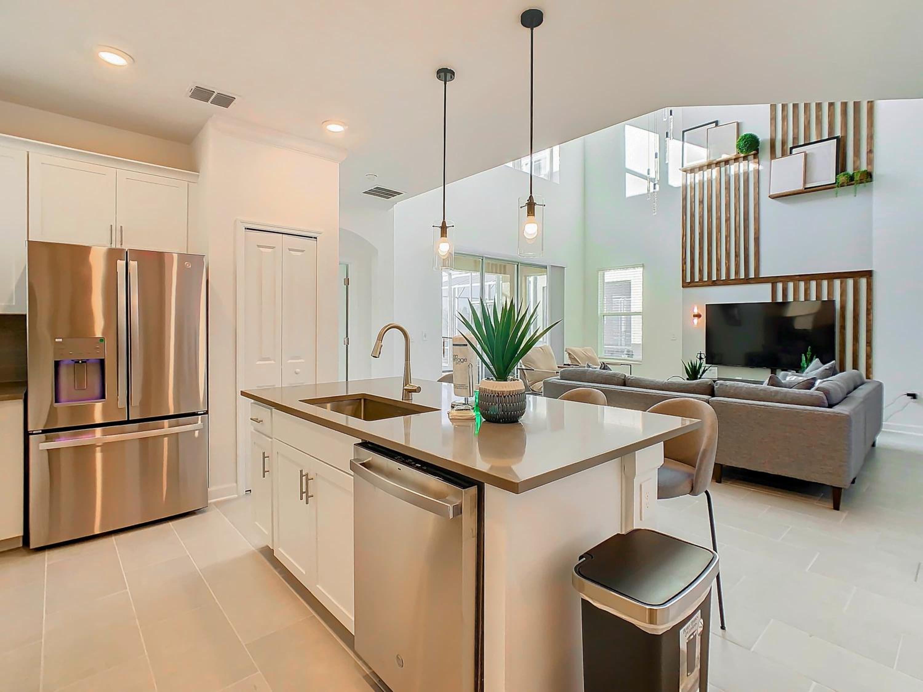 Themed 5BR Lakeview Villa with Pool & Clubhouses