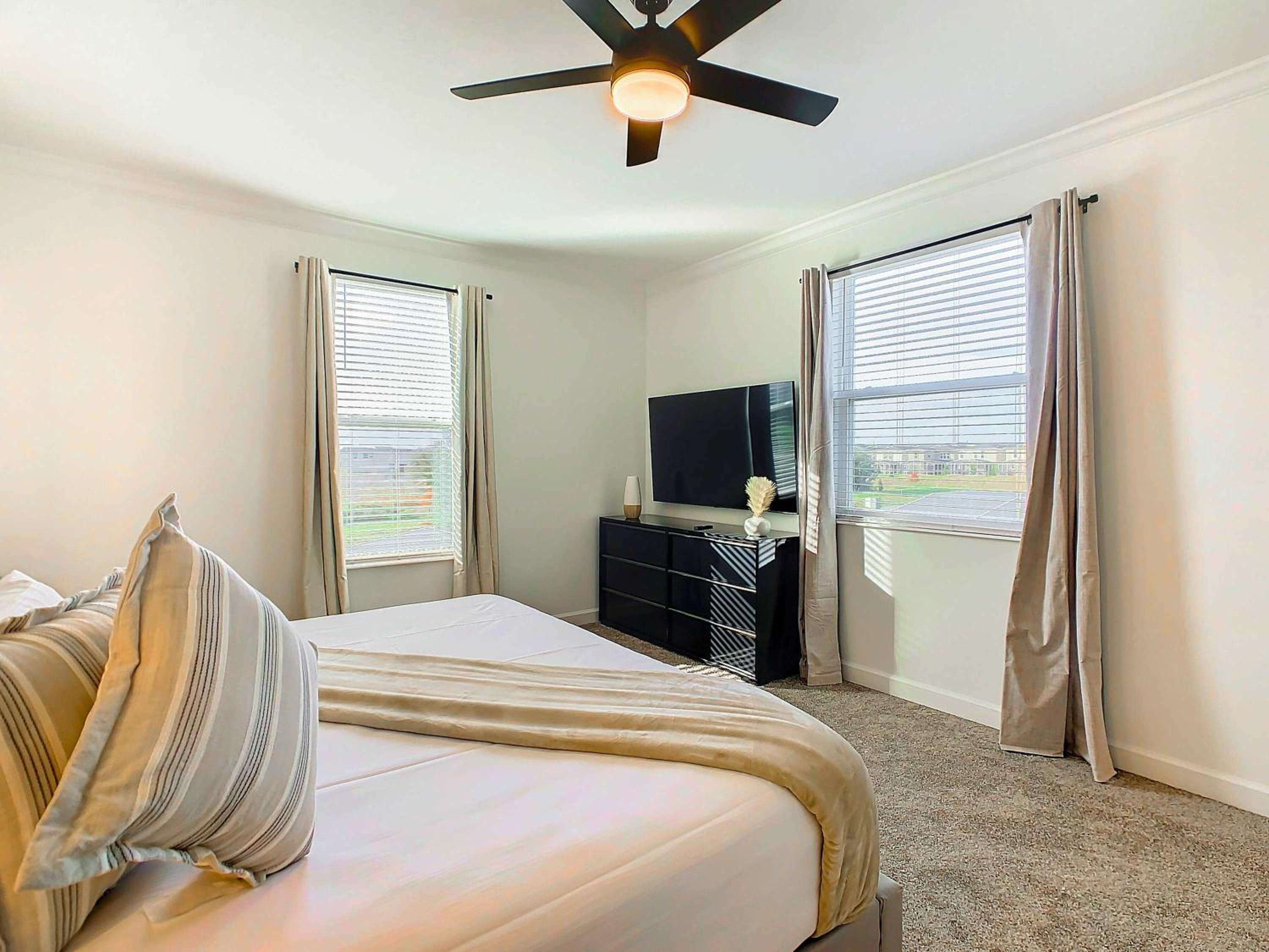 Themed 5BR Lakeview Villa with Pool & Clubhouses