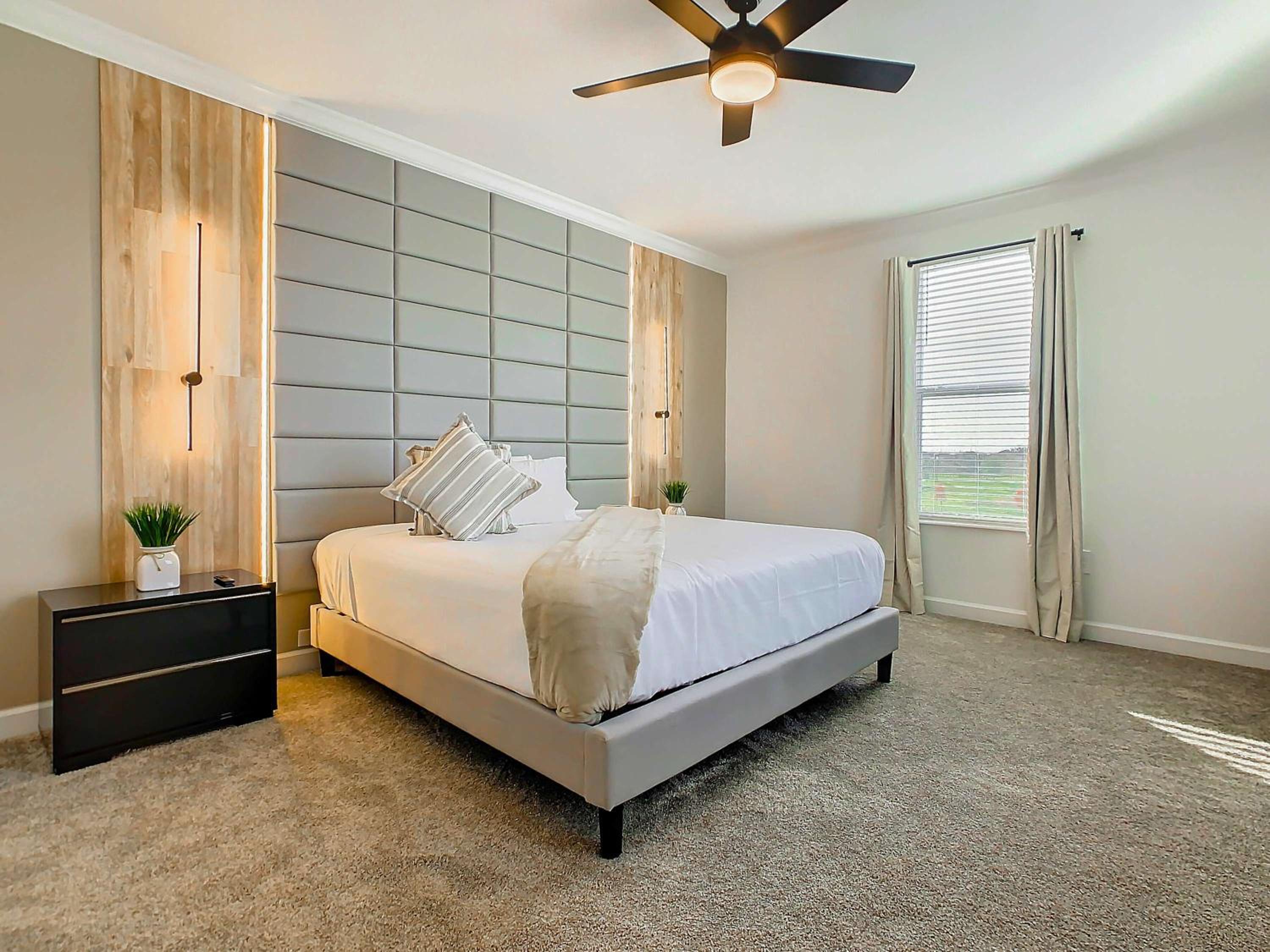 Themed 5BR Lakeview Villa with Pool & Clubhouses