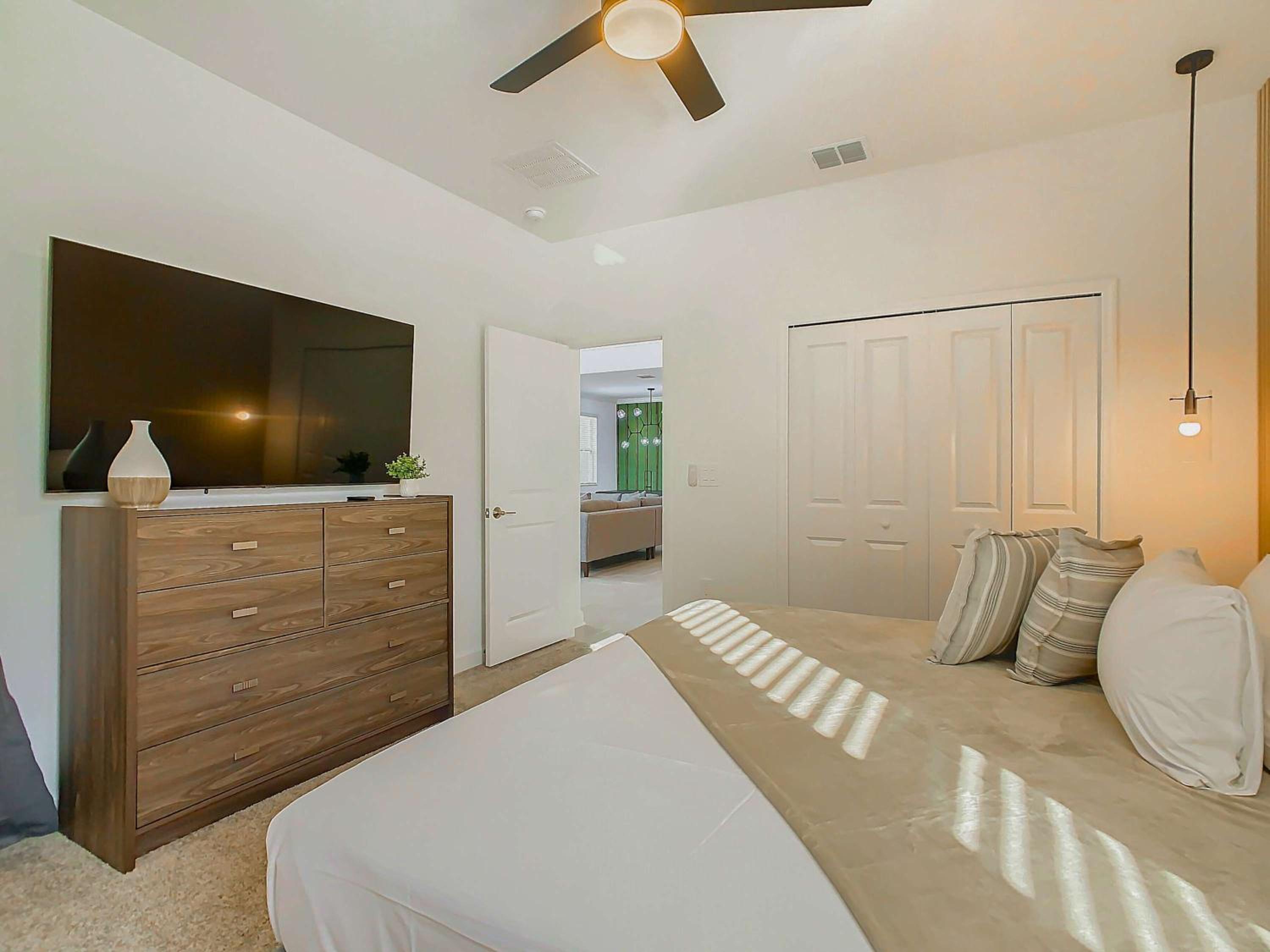 Themed 5BR Lakeview Villa with Pool & Clubhouses
