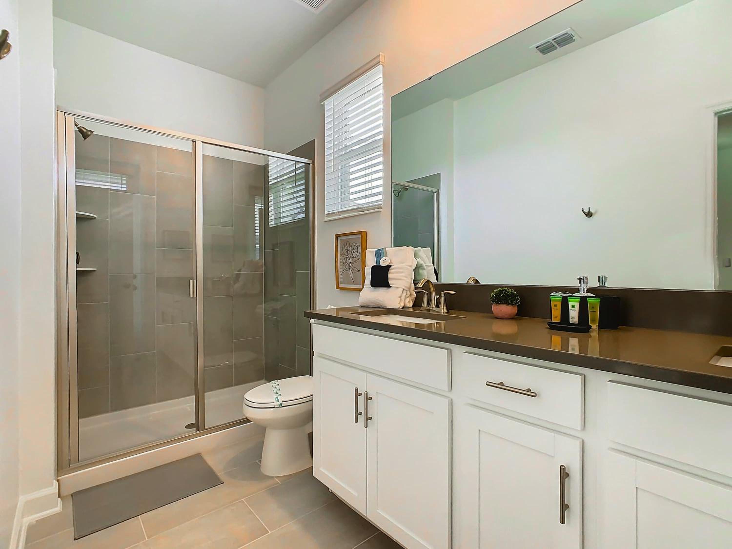 Themed 5BR Lakeview Villa with Pool & Clubhouses