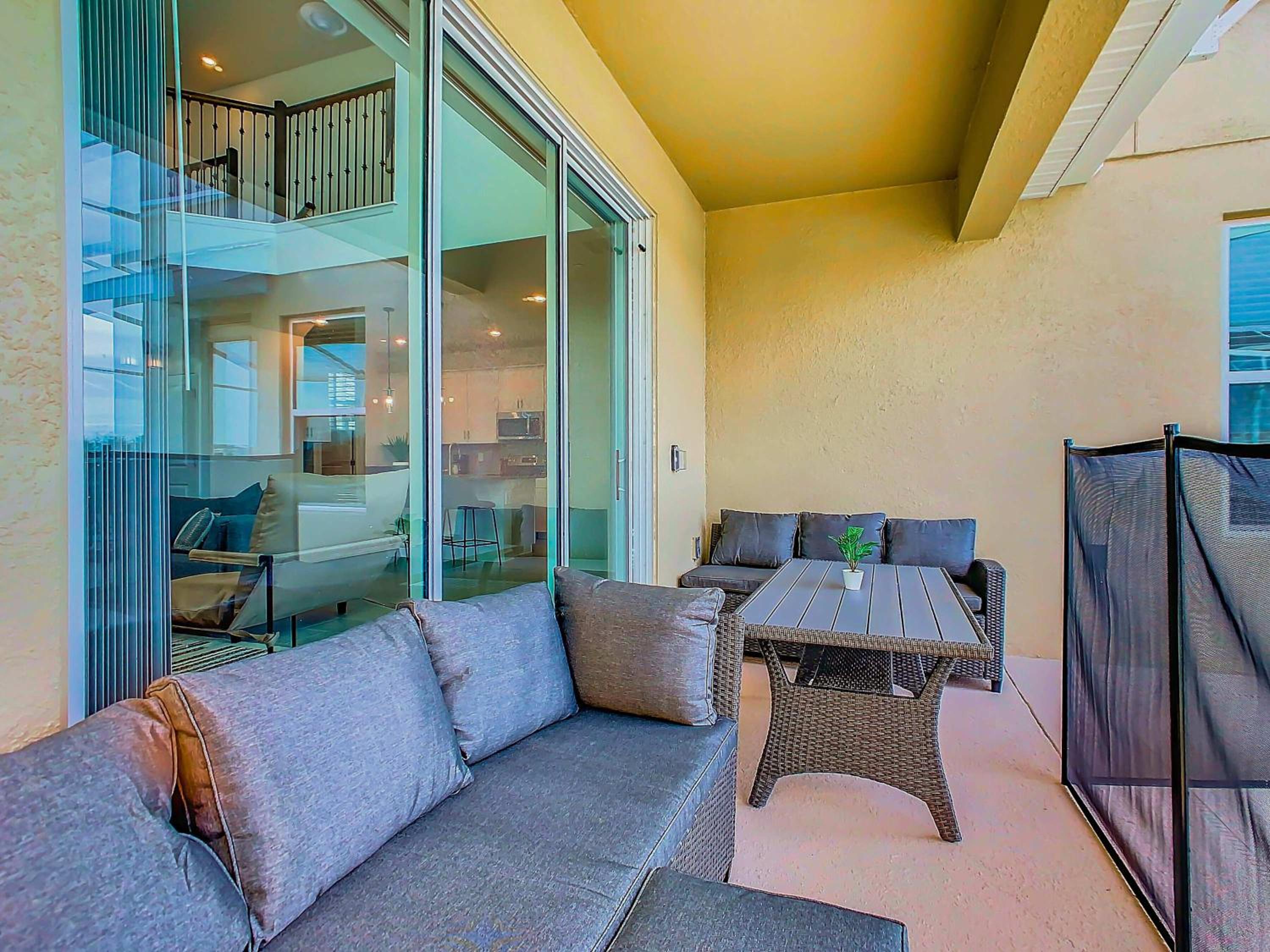 Themed 5BR Lakeview Villa with Pool & Clubhouses